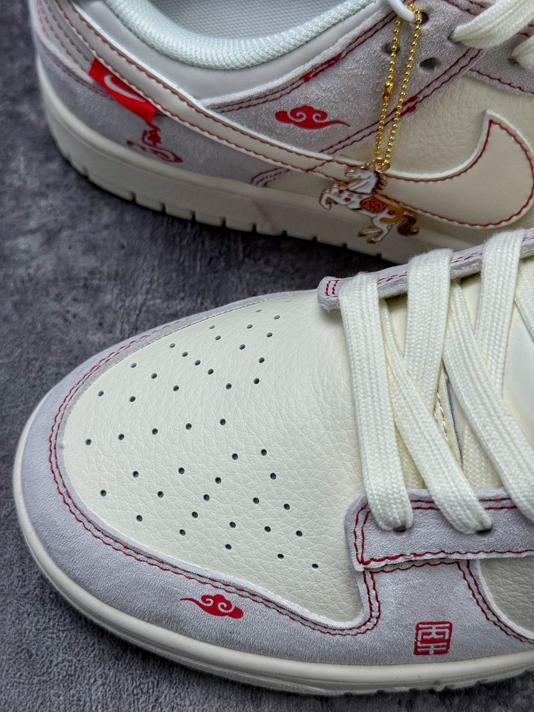 220 Nike SB Dunk Low 马年限定 灰白 YX5066-411-Chinese UA Cheap High Quatity Brand Clothes Bags handbags Sneakers wholesale wholesaler seller from China Factory suppliers Fashion Clothing Shoes best Quality Beautiful Price 220 Nike SB Dunk Low 马年限定 灰白 YX5066-411