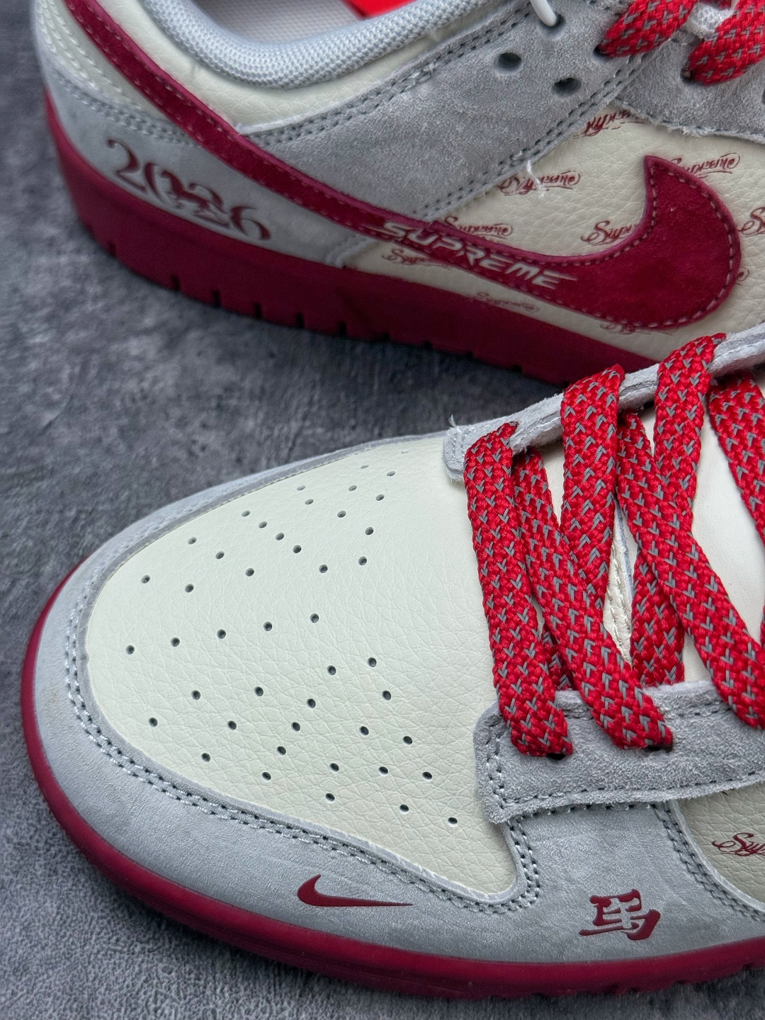 230 Nike SB Dunk Low x Superme 马年限定 灰白红 JP2026-100