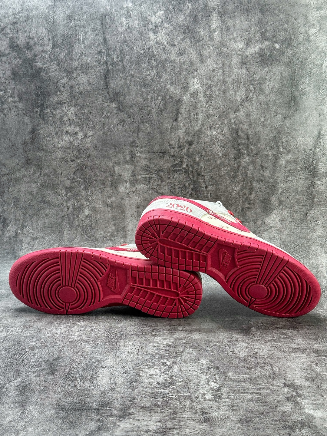 230 Nike SB Dunk Low x Superme 马年限定 灰白红 JP2026-100