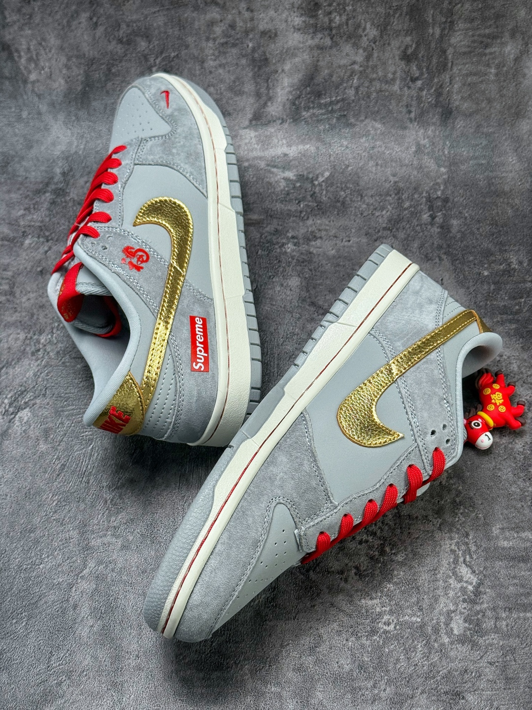230 Nike SB Dunk Low 马年限定 x Superme 灰黄红小勾 NH0601-485-Chinese UA Cheap High Quatity Brand Clothes Bags handbags Sneakers wholesale wholesaler seller from China Factory suppliers Fashion Clothing Shoes best Quality Beautiful Price 230 Nike SB Dunk Low 马年限定 x Superme 灰黄红小勾 NH0601-485