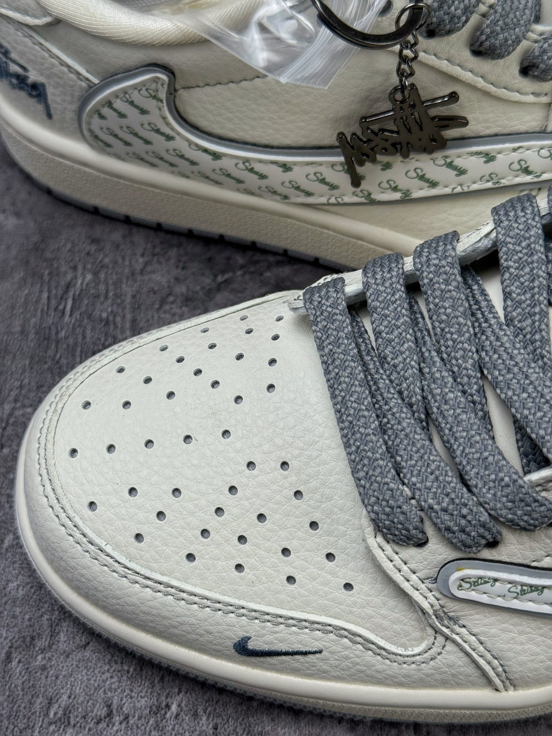230 Travis Scott x Nike Air Jordan 1 Low x Stussy Air Jordan 1 Low 反转白灰小勾满天星倒钩 HH7518-085-Chinese UA Cheap High Quatity Brand Clothes Bags handbags Sneakers wholesale wholesaler seller from China Factory suppliers Fashion Clothing Shoes best Quality Beautiful Price 230 Travis Scott x Nike Air Jordan 1 Low x Stussy Air Jordan 1 Low 反转白灰小勾满天星倒钩 HH7518-085