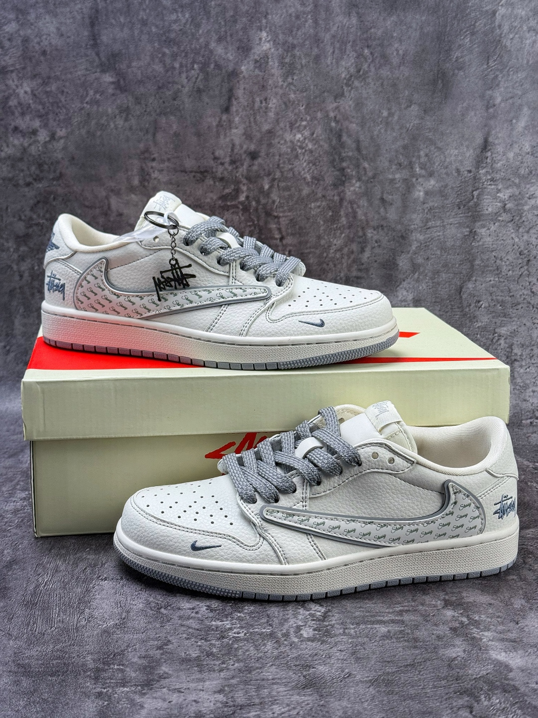 230 Travis Scott x Nike Air Jordan 1 Low x Stussy Air Jordan 1 Low 反转白灰小勾满天星倒钩 HH7518-085-Chinese UA Cheap High Quatity Brand Clothes Bags handbags Sneakers wholesale wholesaler seller from China Factory suppliers Fashion Clothing Shoes best Quality Beautiful Price 230 Travis Scott x Nike Air Jordan 1 Low x Stussy Air Jordan 1 Low 反转白灰小勾满天星倒钩 HH7518-085