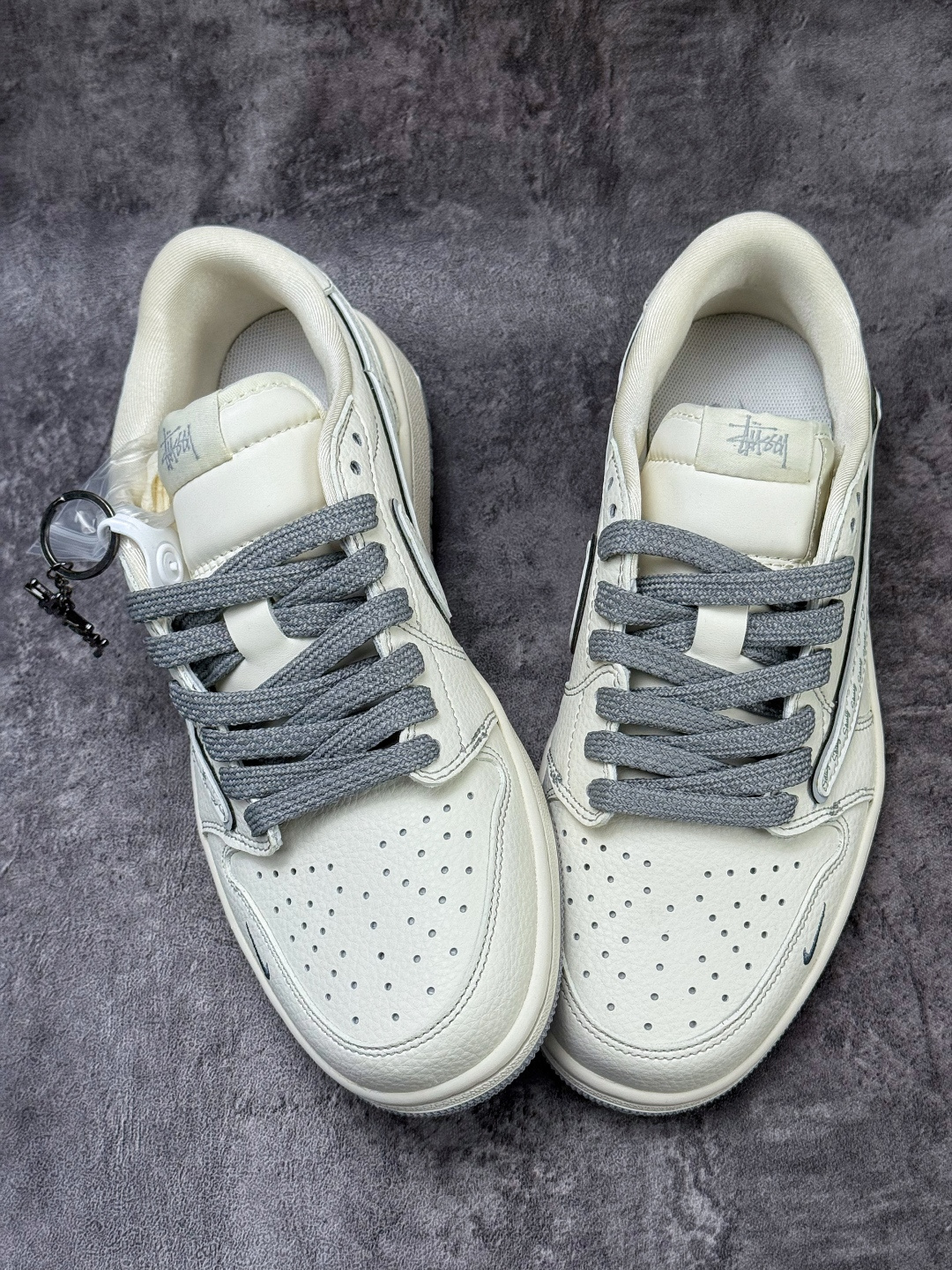 230 Travis Scott x Nike Air Jordan 1 Low x Stussy Air Jordan 1 Low 反转白灰小勾满天星倒钩 HH7518-085-Chinese UA Cheap High Quatity Brand Clothes Bags handbags Sneakers wholesale wholesaler seller from China Factory suppliers Fashion Clothing Shoes best Quality Beautiful Price 230 Travis Scott x Nike Air Jordan 1 Low x Stussy Air Jordan 1 Low 反转白灰小勾满天星倒钩 HH7518-085
