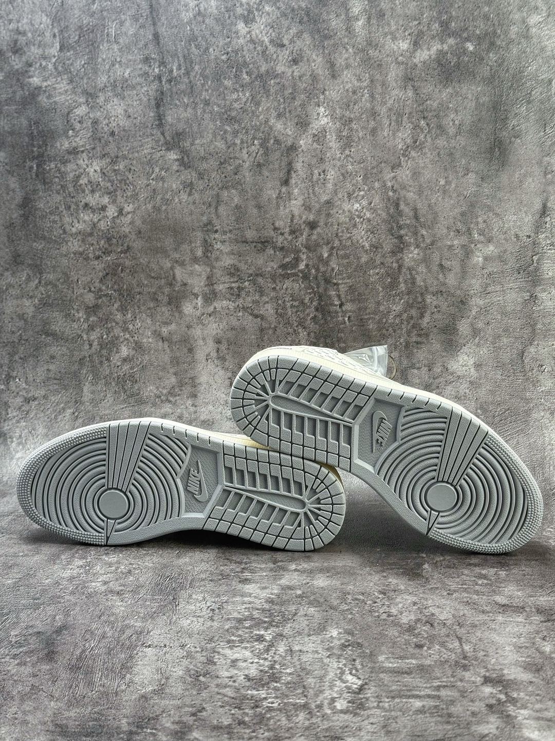 230 Travis Scott x Nike Air Jordan 1 Low x Stussy Air Jordan 1 Low 反转白灰小勾满天星倒钩 HH7518-085-Chinese UA Cheap High Quatity Brand Clothes Bags handbags Sneakers wholesale wholesaler seller from China Factory suppliers Fashion Clothing Shoes best Quality Beautiful Price 230 Travis Scott x Nike Air Jordan 1 Low x Stussy Air Jordan 1 Low 反转白灰小勾满天星倒钩 HH7518-085