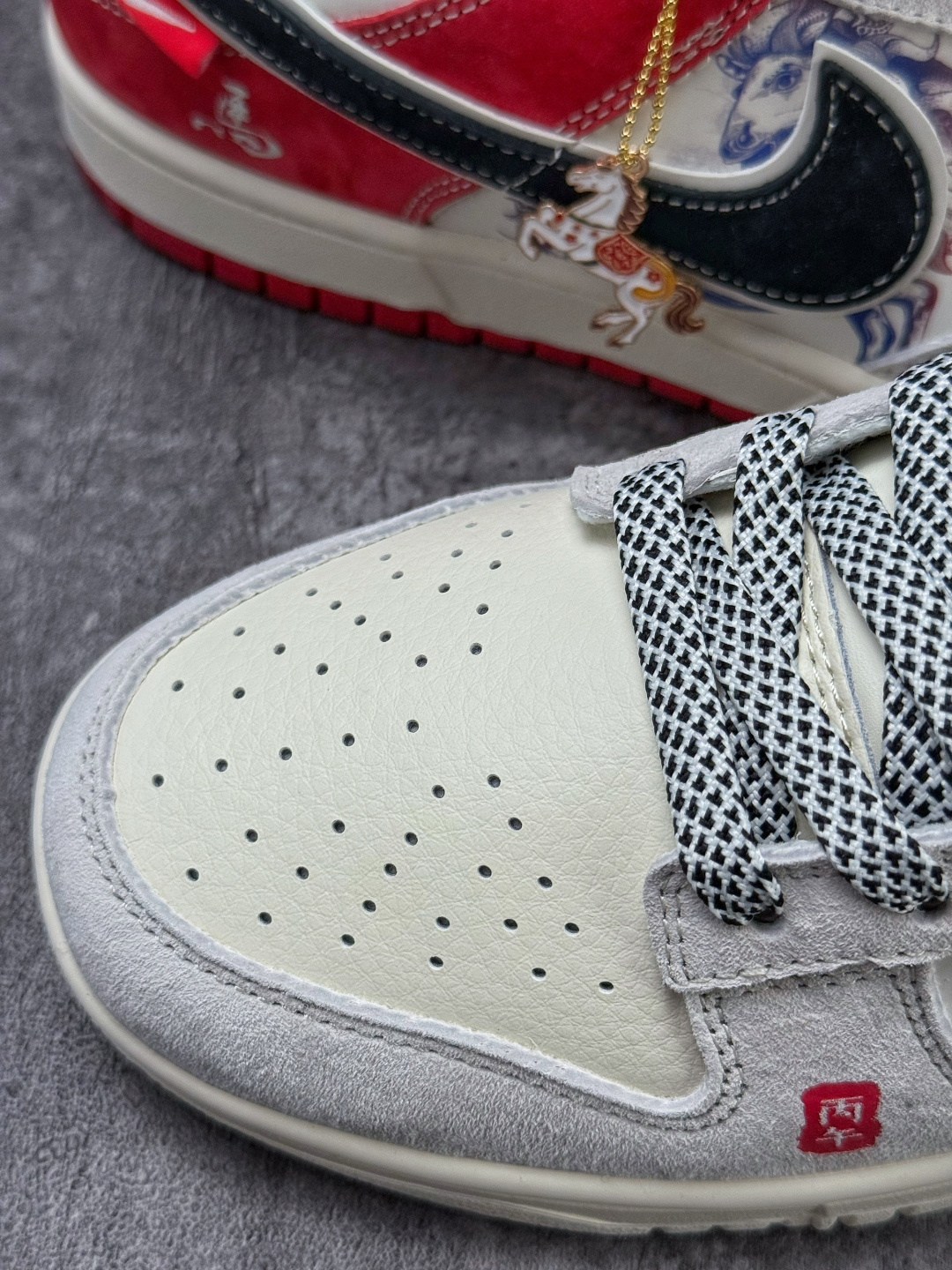 220 Nike SB Dunk Low 马年限定 灰白红满天星 YX5066-410-Chinese UA Cheap High Quatity Brand Clothes Bags handbags Sneakers wholesale wholesaler seller from China Factory suppliers Fashion Clothing Shoes best Quality Beautiful Price 220 Nike SB Dunk Low 马年限定 灰白红满天星 YX5066-410