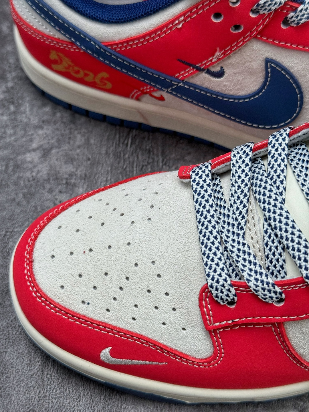 220 Nike SB Dunk Low 马年限定 红灰蓝三小勾满天星 LX1988-817