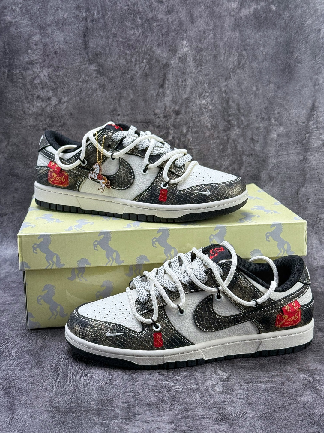250 Nike SB Dunk Low 马年限定 黑白小勾满天星 YX5066-C10-Chinese UA Cheap High Quatity Brand Clothes Bags handbags Sneakers wholesale wholesaler seller from China Factory suppliers Fashion Clothing Shoes best Quality Beautiful Price 250 Nike SB Dunk Low 马年限定 黑白小勾满天星 YX5066-C10