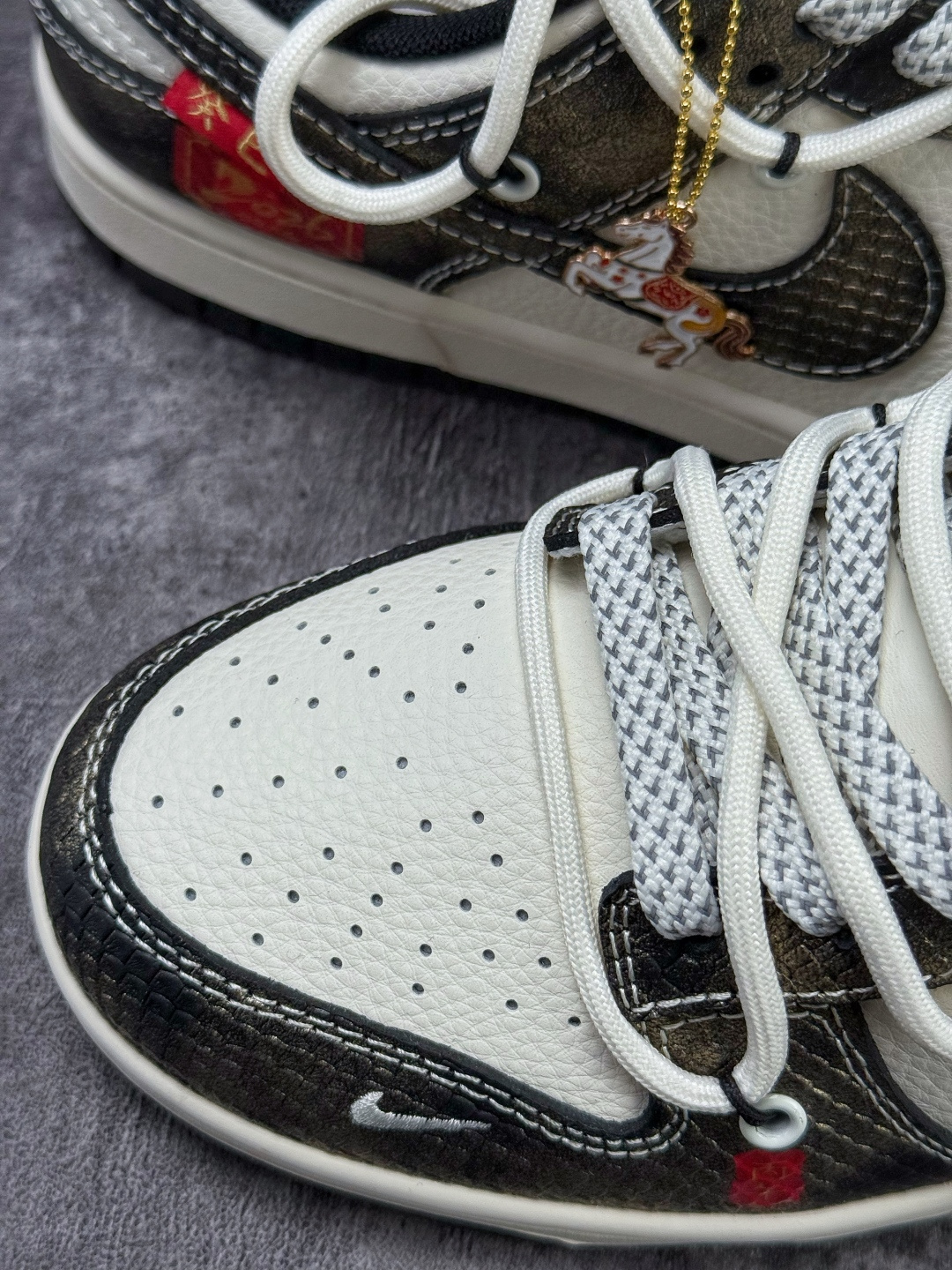 250 Nike SB Dunk Low 马年限定 黑白小勾满天星 YX5066-C10-Chinese UA Cheap High Quatity Brand Clothes Bags handbags Sneakers wholesale wholesaler seller from China Factory suppliers Fashion Clothing Shoes best Quality Beautiful Price 250 Nike SB Dunk Low 马年限定 黑白小勾满天星 YX5066-C10