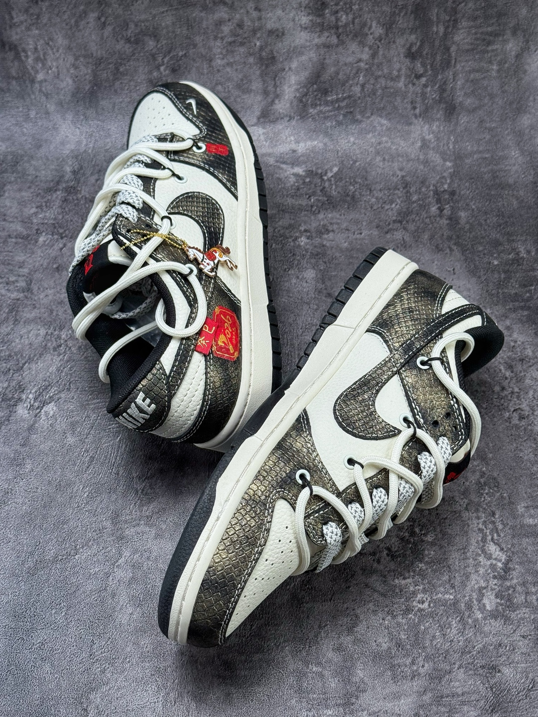 250 Nike SB Dunk Low 马年限定 黑白小勾满天星 YX5066-C10-Chinese UA Cheap High Quatity Brand Clothes Bags handbags Sneakers wholesale wholesaler seller from China Factory suppliers Fashion Clothing Shoes best Quality Beautiful Price 250 Nike SB Dunk Low 马年限定 黑白小勾满天星 YX5066-C10