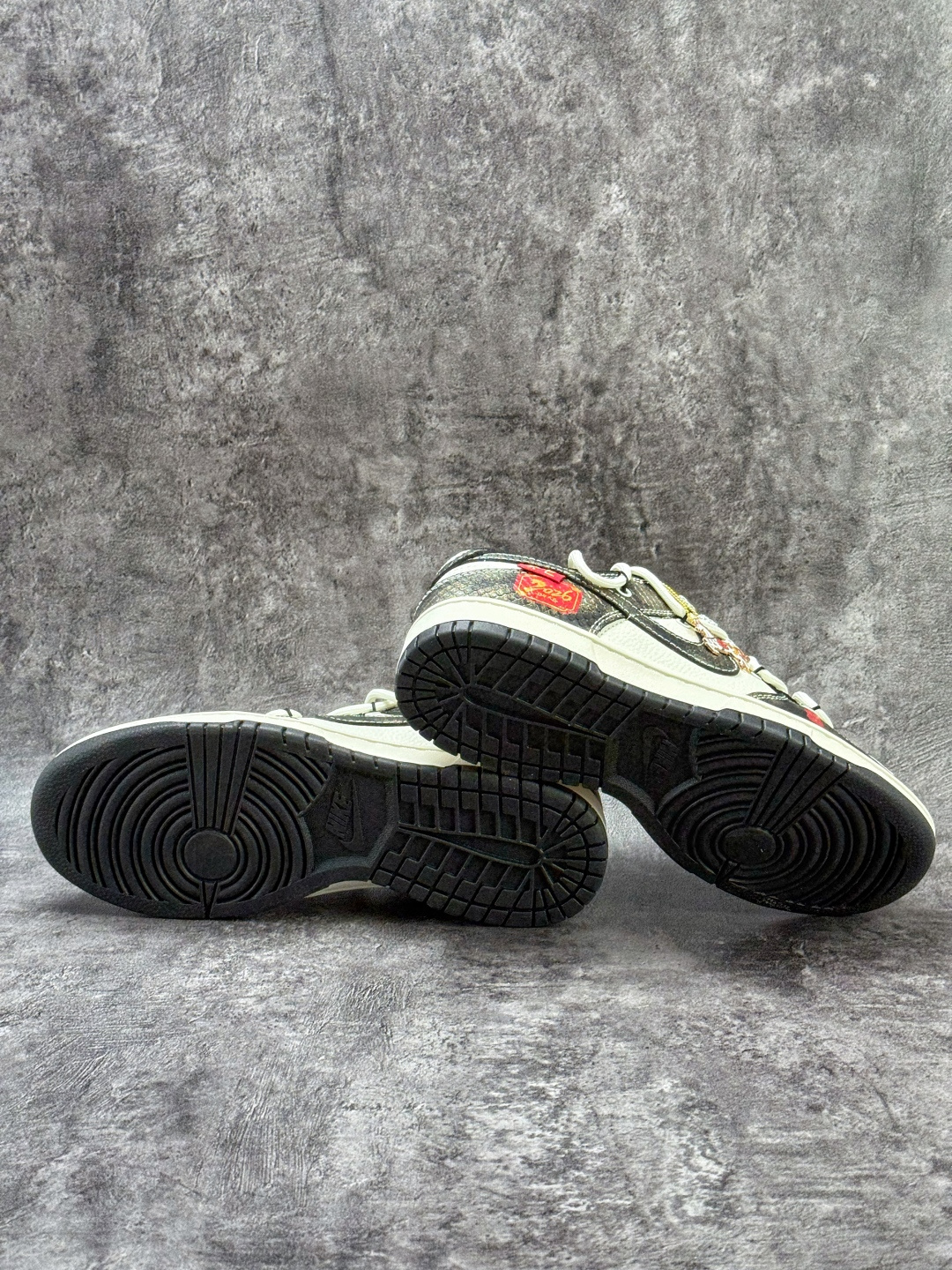 250 Nike SB Dunk Low 马年限定 黑白小勾满天星 YX5066-C10-Chinese UA Cheap High Quatity Brand Clothes Bags handbags Sneakers wholesale wholesaler seller from China Factory suppliers Fashion Clothing Shoes best Quality Beautiful Price 250 Nike SB Dunk Low 马年限定 黑白小勾满天星 YX5066-C10