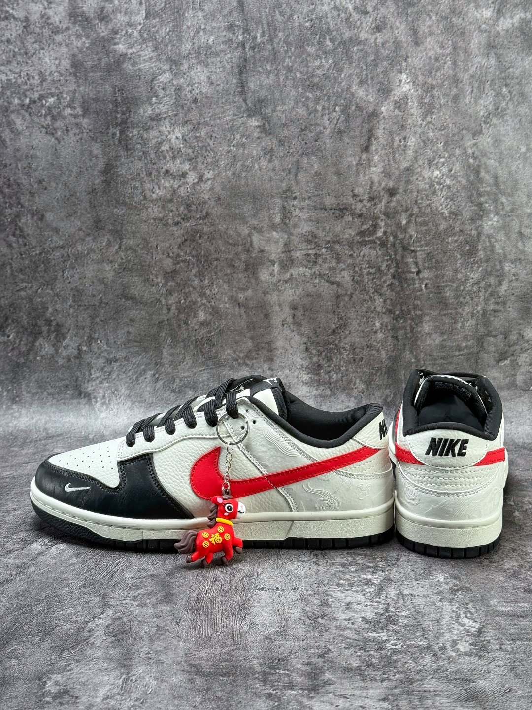 230 Nike SB Dunk Low 马年限定 黑白小勾 IM6670-202-Chinese UA Cheap High Quatity Brand Clothes Bags handbags Sneakers wholesale wholesaler seller from China Factory suppliers Fashion Clothing Shoes best Quality Beautiful Price 230 Nike SB Dunk Low 马年限定 黑白小勾 IM6670-202