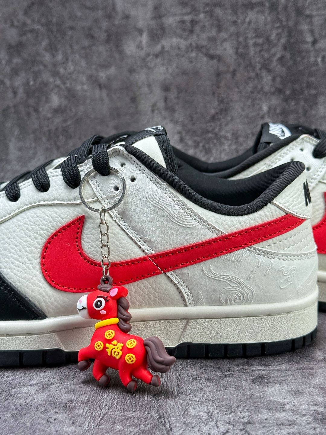 230 Nike SB Dunk Low 马年限定 黑白小勾 IM6670-202-Chinese UA Cheap High Quatity Brand Clothes Bags handbags Sneakers wholesale wholesaler seller from China Factory suppliers Fashion Clothing Shoes best Quality Beautiful Price 230 Nike SB Dunk Low 马年限定 黑白小勾 IM6670-202