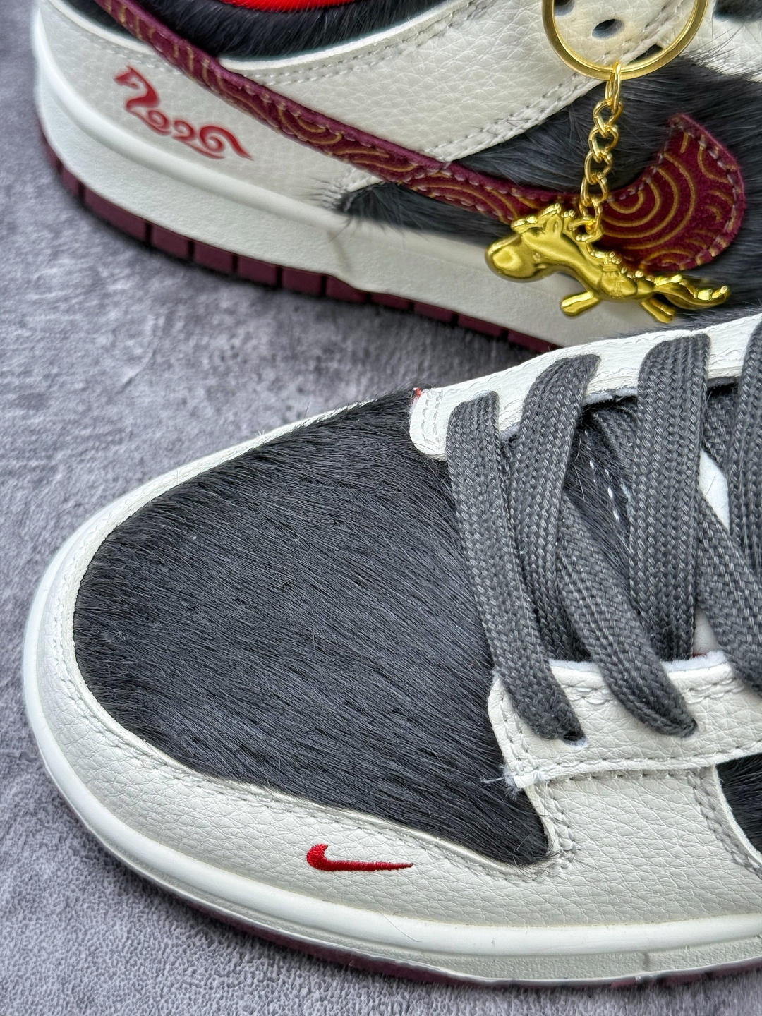 250 NIKE SB Dunk Low RETRO 马年限定 白灰红小勾 DS6608-021