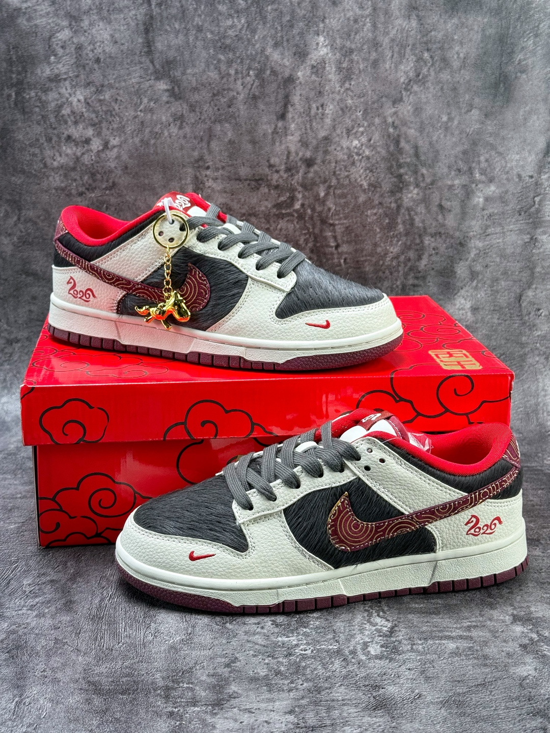 250 NIKE SB Dunk Low RETRO 马年限定 白灰红小勾 DS6608-021