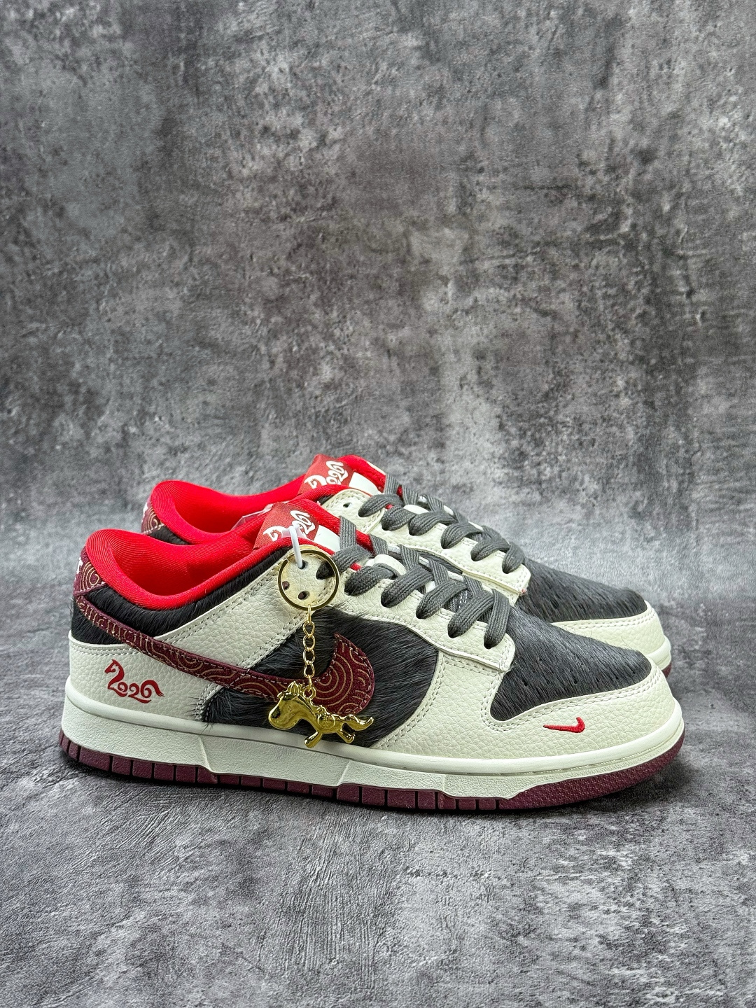 250 NIKE SB Dunk Low RETRO 马年限定 白灰红小勾 DS6608-021