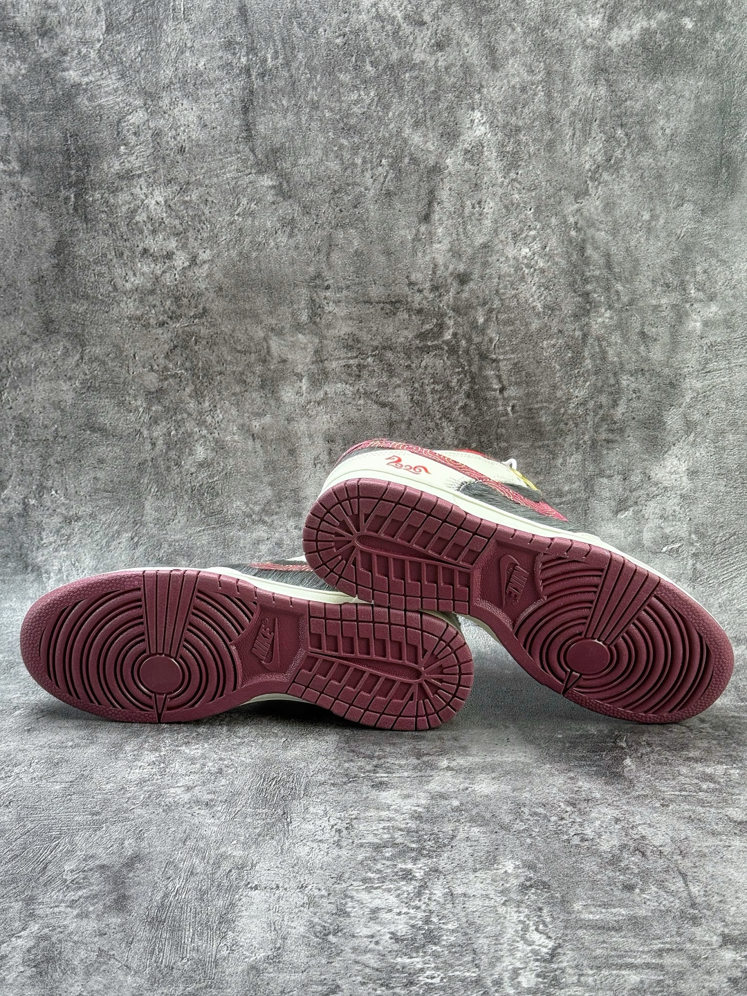 250 NIKE SB Dunk Low RETRO 马年限定 白灰红小勾 DS6608-021