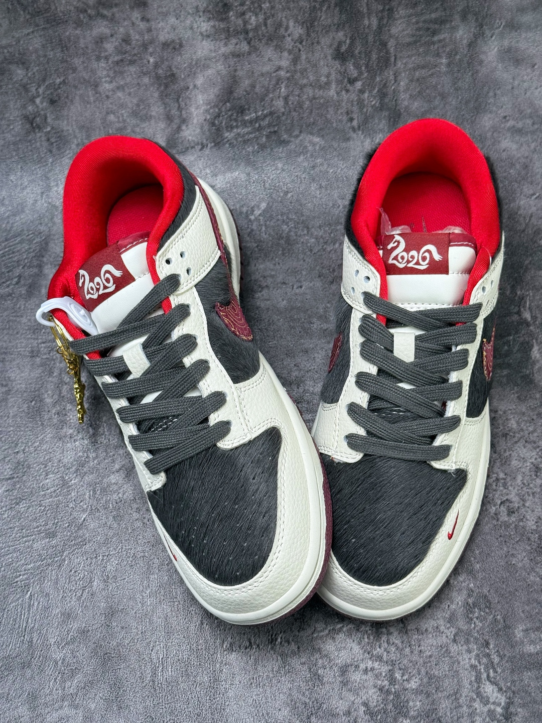 250 NIKE SB Dunk Low RETRO 马年限定 白灰红小勾 DS6608-021
