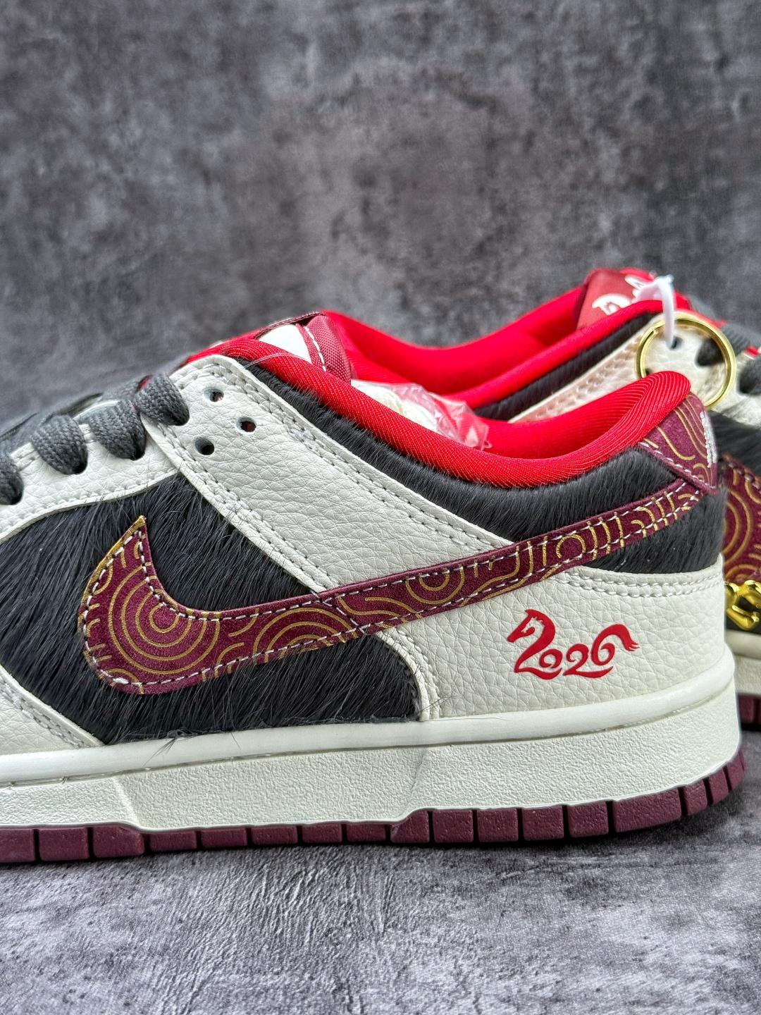 250 NIKE SB Dunk Low RETRO 马年限定 白灰红小勾 DS6608-021
