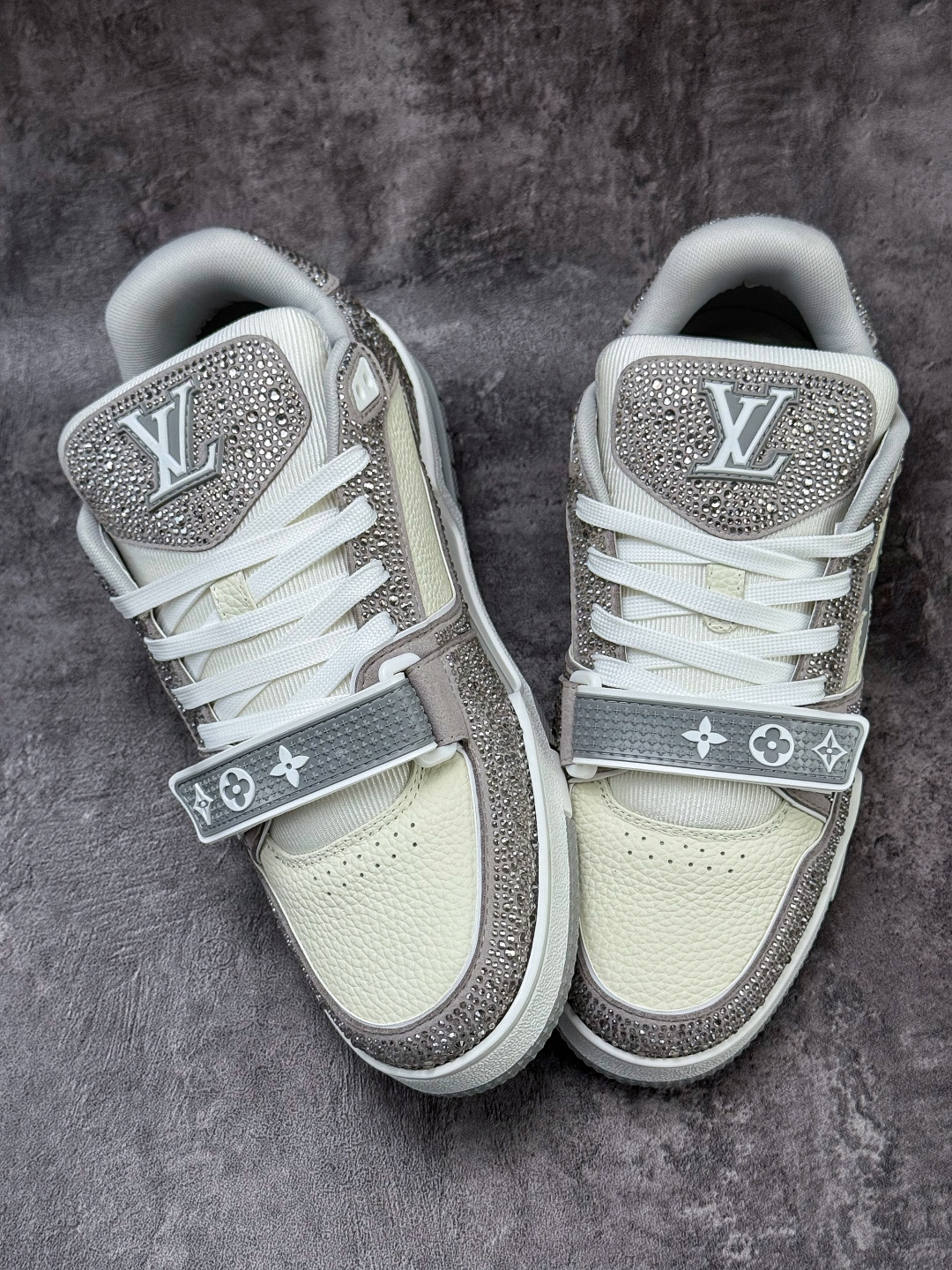 490 LOUISVUITTONTrainer皮革圆头系带魔术贴低帮板鞋灰白钻石-Chinese UA Cheap High Quatity Brand Clothes Bags handbags Sneakers wholesale wholesaler seller from China Factory suppliers Fashion Clothing Shoes best Quality Beautiful Price 490 LOUISVUITTONTrainer皮革圆头系带魔术贴低帮板鞋灰白钻石