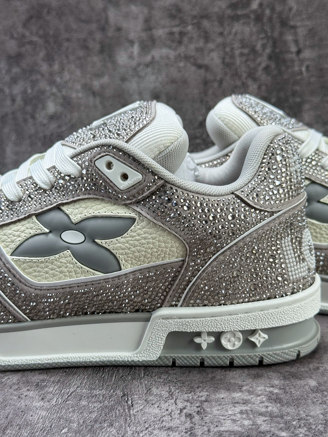 490 LOUISVUITTONTrainer皮革圆头系带魔术贴低帮板鞋灰白钻石-Chinese UA Cheap High Quatity Brand Clothes Bags handbags Sneakers wholesale wholesaler seller from China Factory suppliers Fashion Clothing Shoes best Quality Beautiful Price 490 LOUISVUITTONTrainer皮革圆头系带魔术贴低帮板鞋灰白钻石
