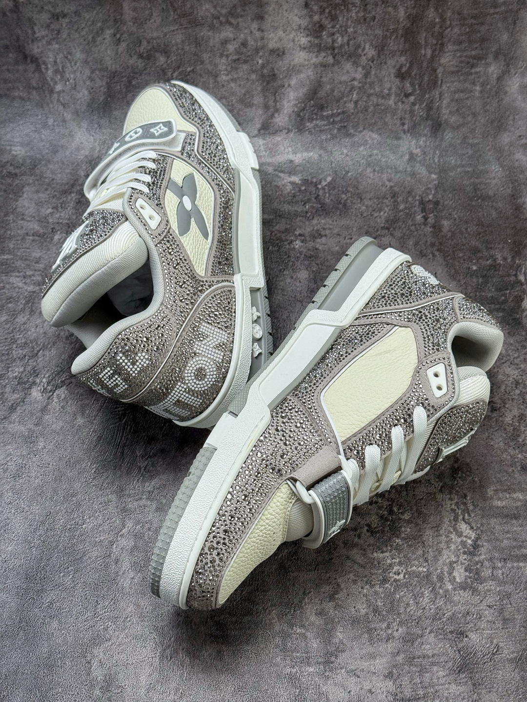 490 LOUISVUITTONTrainer皮革圆头系带魔术贴低帮板鞋灰白钻石-Chinese UA Cheap High Quatity Brand Clothes Bags handbags Sneakers wholesale wholesaler seller from China Factory suppliers Fashion Clothing Shoes best Quality Beautiful Price 490 LOUISVUITTONTrainer皮革圆头系带魔术贴低帮板鞋灰白钻石