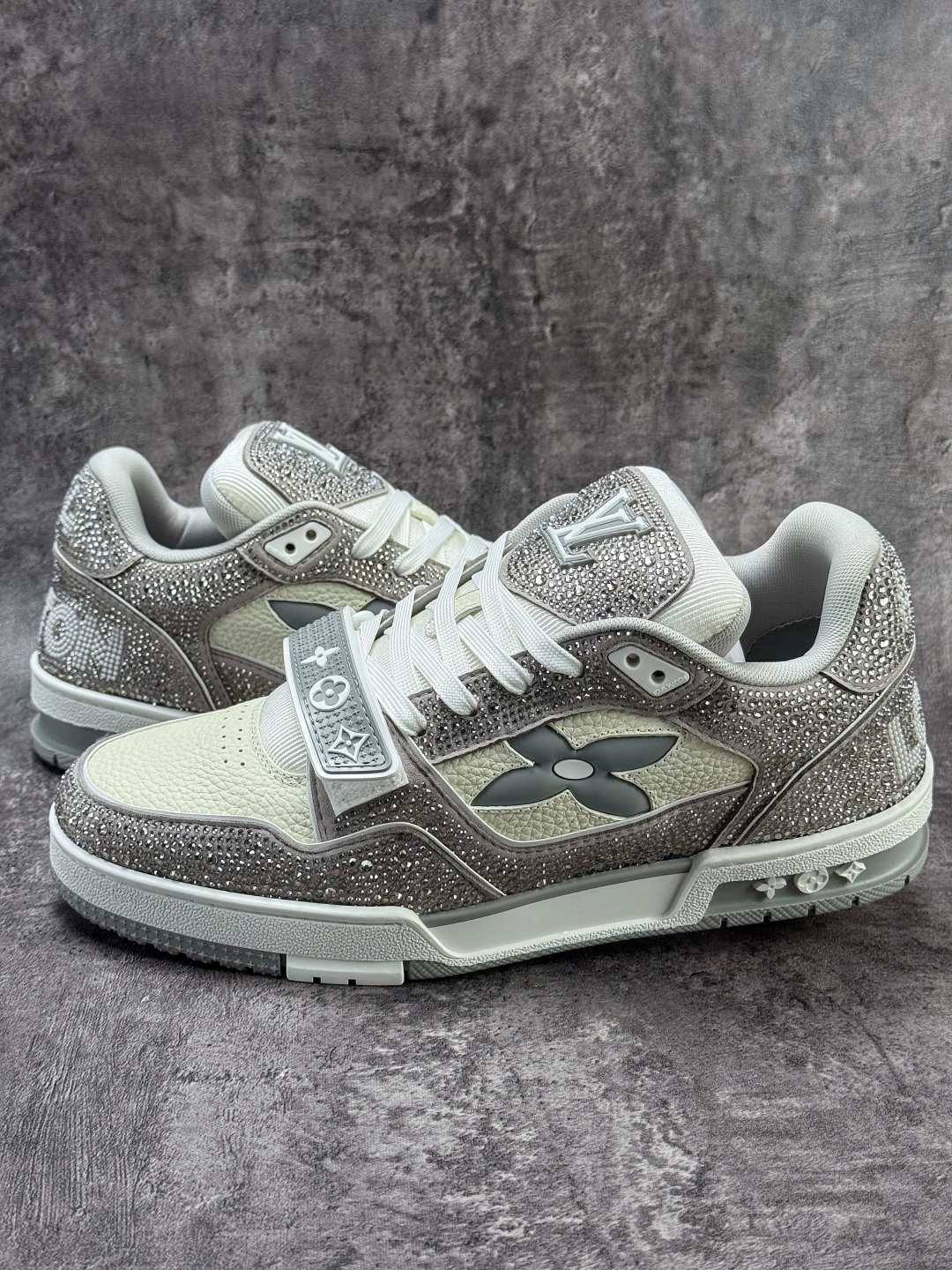 490 LOUISVUITTONTrainer皮革圆头系带魔术贴低帮板鞋灰白钻石-Chinese UA Cheap High Quatity Brand Clothes Bags handbags Sneakers wholesale wholesaler seller from China Factory suppliers Fashion Clothing Shoes best Quality Beautiful Price 490 LOUISVUITTONTrainer皮革圆头系带魔术贴低帮板鞋灰白钻石