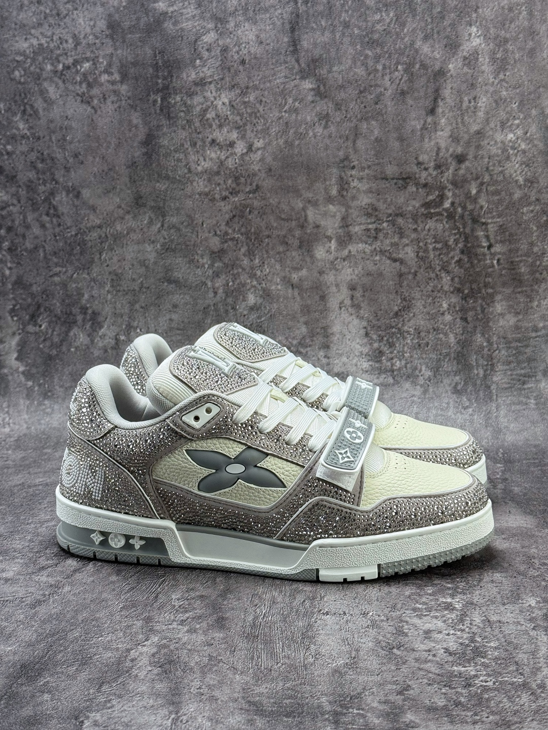 490 LOUISVUITTONTrainer皮革圆头系带魔术贴低帮板鞋灰白钻石-Chinese UA Cheap High Quatity Brand Clothes Bags handbags Sneakers wholesale wholesaler seller from China Factory suppliers Fashion Clothing Shoes best Quality Beautiful Price 490 LOUISVUITTONTrainer皮革圆头系带魔术贴低帮板鞋灰白钻石