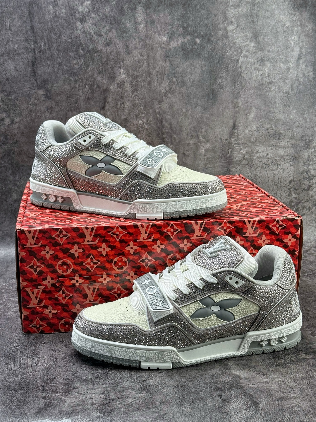 490 LOUISVUITTONTrainer皮革圆头系带魔术贴低帮板鞋灰白钻石-Chinese UA Cheap High Quatity Brand Clothes Bags handbags Sneakers wholesale wholesaler seller from China Factory suppliers Fashion Clothing Shoes best Quality Beautiful Price 490 LOUISVUITTONTrainer皮革圆头系带魔术贴低帮板鞋灰白钻石