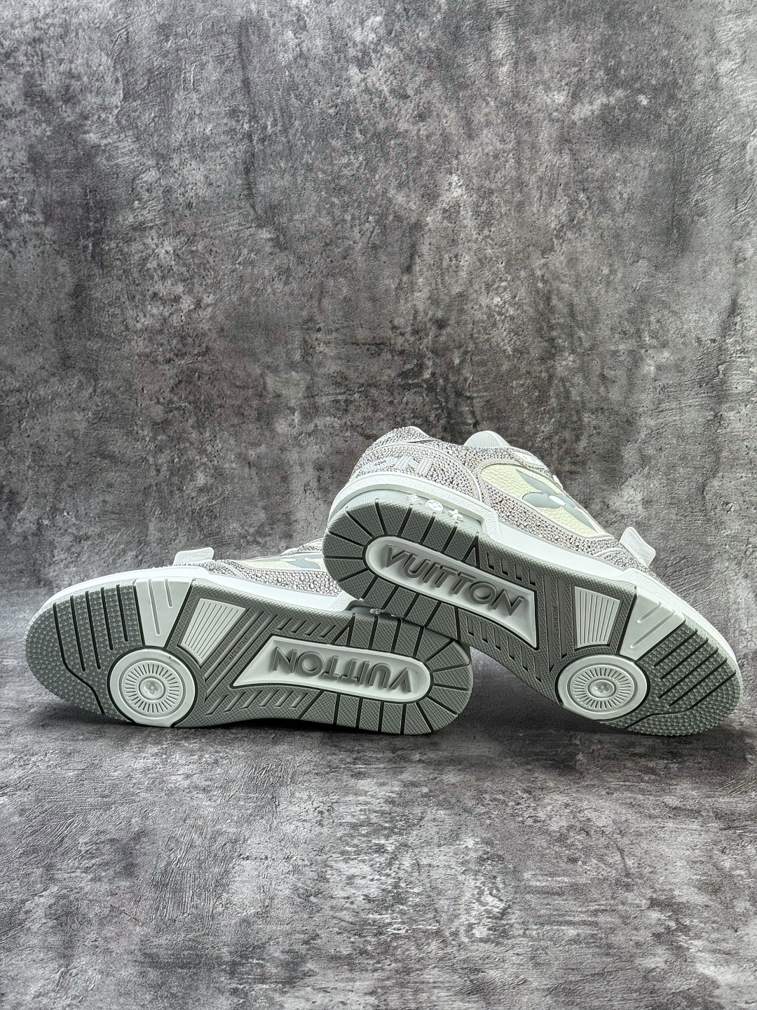 490 LOUISVUITTONTrainer皮革圆头系带魔术贴低帮板鞋灰白钻石-Chinese UA Cheap High Quatity Brand Clothes Bags handbags Sneakers wholesale wholesaler seller from China Factory suppliers Fashion Clothing Shoes best Quality Beautiful Price 490 LOUISVUITTONTrainer皮革圆头系带魔术贴低帮板鞋灰白钻石