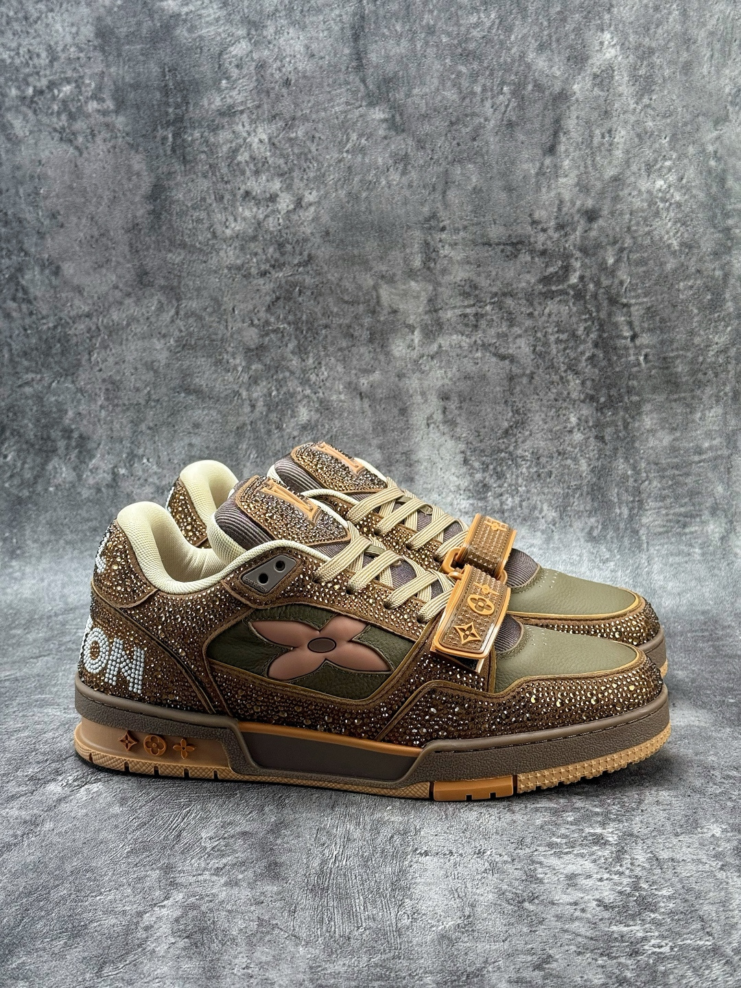 490 LOUISVUITTONTrainer皮革圆头系带魔术贴低帮板鞋卡其色钻石-Chinese UA Cheap High Quatity Brand Clothes Bags handbags Sneakers wholesale wholesaler seller from China Factory suppliers Fashion Clothing Shoes best Quality Beautiful Price 490 LOUISVUITTONTrainer皮革圆头系带魔术贴低帮板鞋卡其色钻石