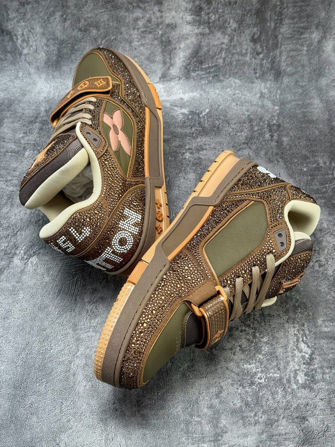 490 LOUISVUITTONTrainer皮革圆头系带魔术贴低帮板鞋卡其色钻石-Chinese UA Cheap High Quatity Brand Clothes Bags handbags Sneakers wholesale wholesaler seller from China Factory suppliers Fashion Clothing Shoes best Quality Beautiful Price 490 LOUISVUITTONTrainer皮革圆头系带魔术贴低帮板鞋卡其色钻石