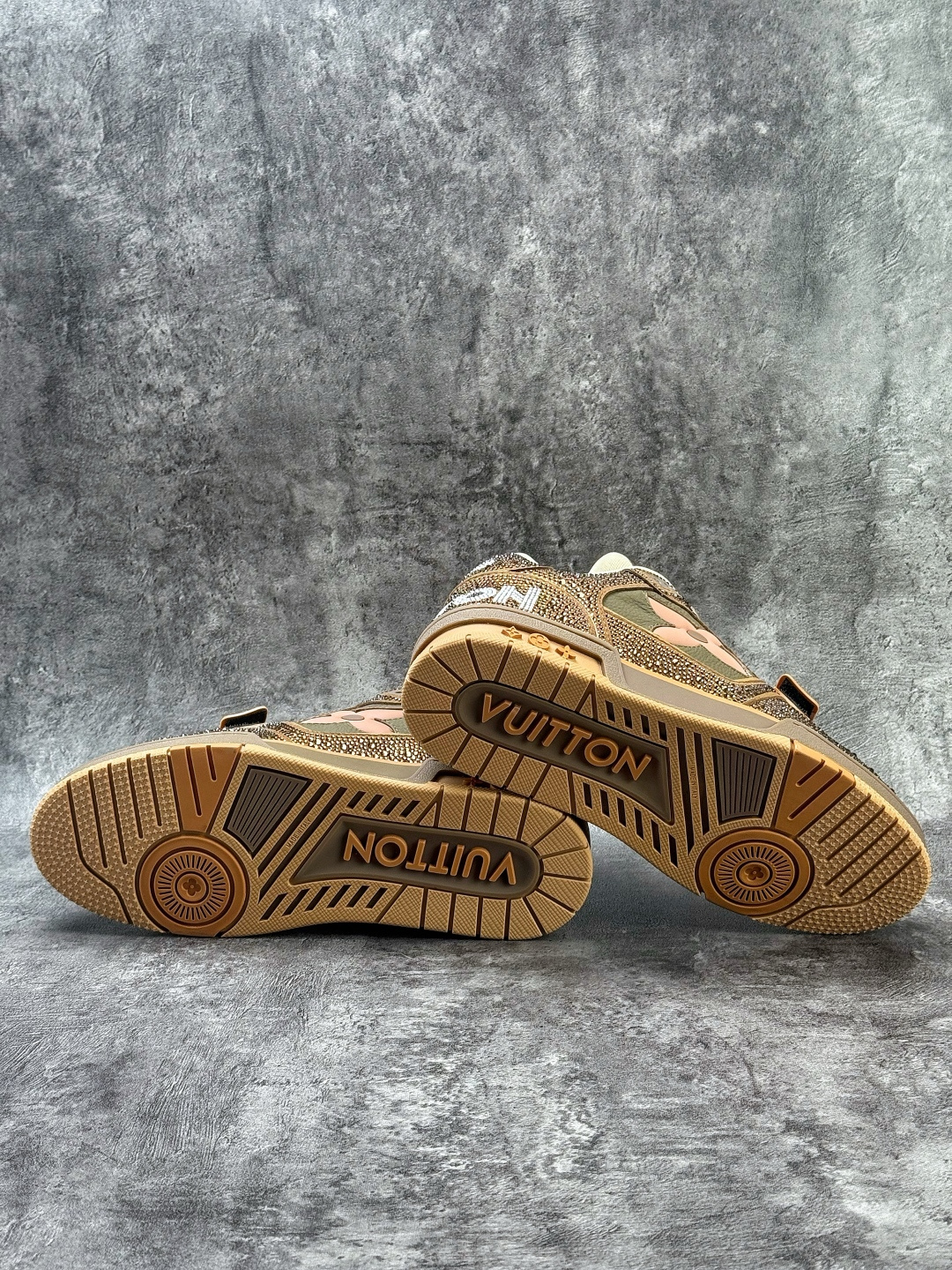 490 LOUISVUITTONTrainer皮革圆头系带魔术贴低帮板鞋卡其色钻石-Chinese UA Cheap High Quatity Brand Clothes Bags handbags Sneakers wholesale wholesaler seller from China Factory suppliers Fashion Clothing Shoes best Quality Beautiful Price 490 LOUISVUITTONTrainer皮革圆头系带魔术贴低帮板鞋卡其色钻石