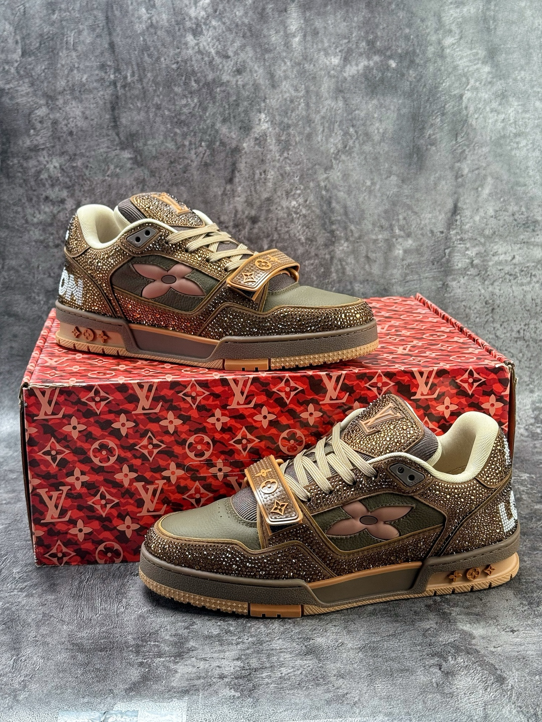 490 LOUISVUITTONTrainer皮革圆头系带魔术贴低帮板鞋卡其色钻石-Chinese UA Cheap High Quatity Brand Clothes Bags handbags Sneakers wholesale wholesaler seller from China Factory suppliers Fashion Clothing Shoes best Quality Beautiful Price 490 LOUISVUITTONTrainer皮革圆头系带魔术贴低帮板鞋卡其色钻石