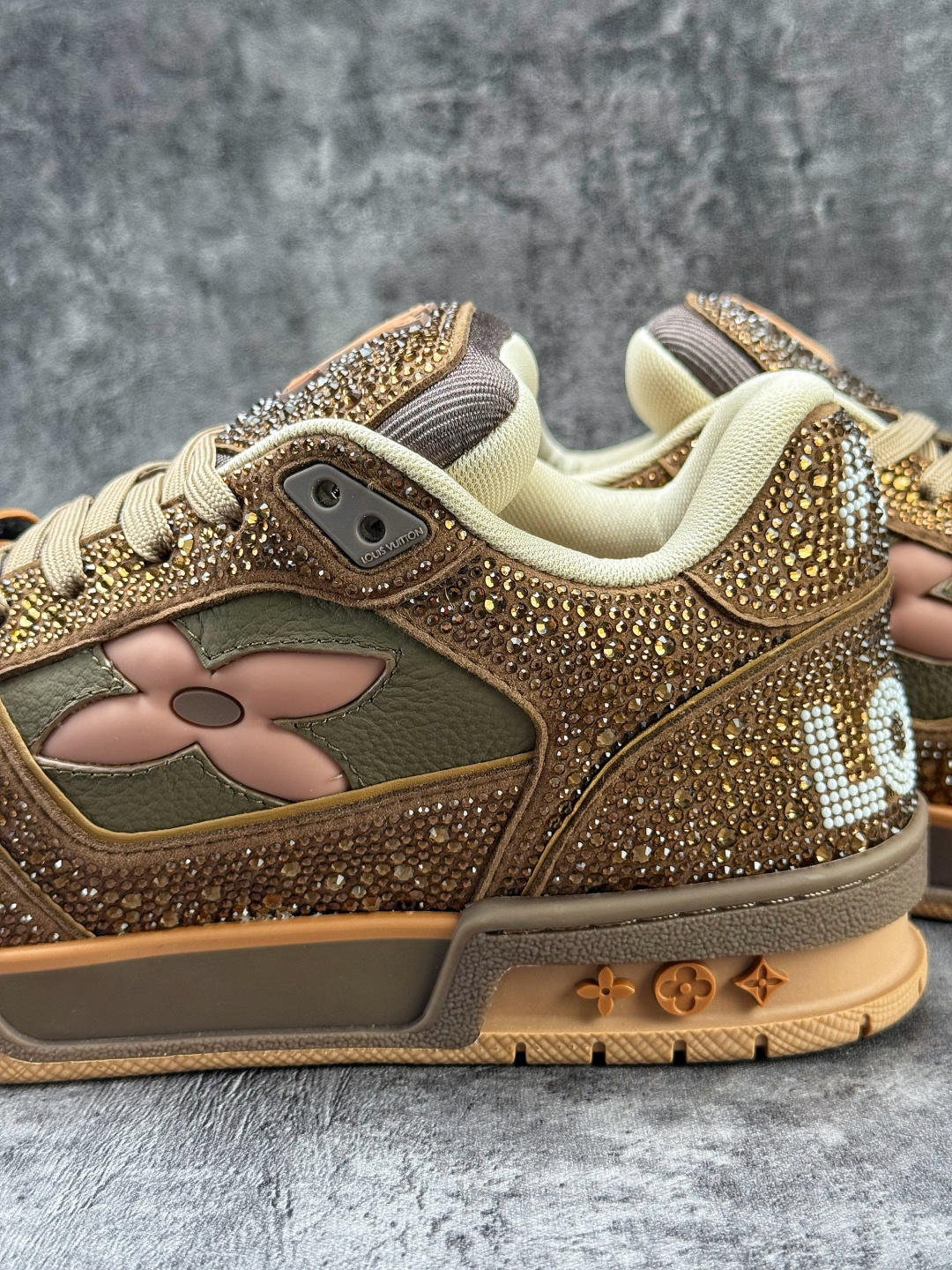 490 LOUISVUITTONTrainer皮革圆头系带魔术贴低帮板鞋卡其色钻石-Chinese UA Cheap High Quatity Brand Clothes Bags handbags Sneakers wholesale wholesaler seller from China Factory suppliers Fashion Clothing Shoes best Quality Beautiful Price 490 LOUISVUITTONTrainer皮革圆头系带魔术贴低帮板鞋卡其色钻石