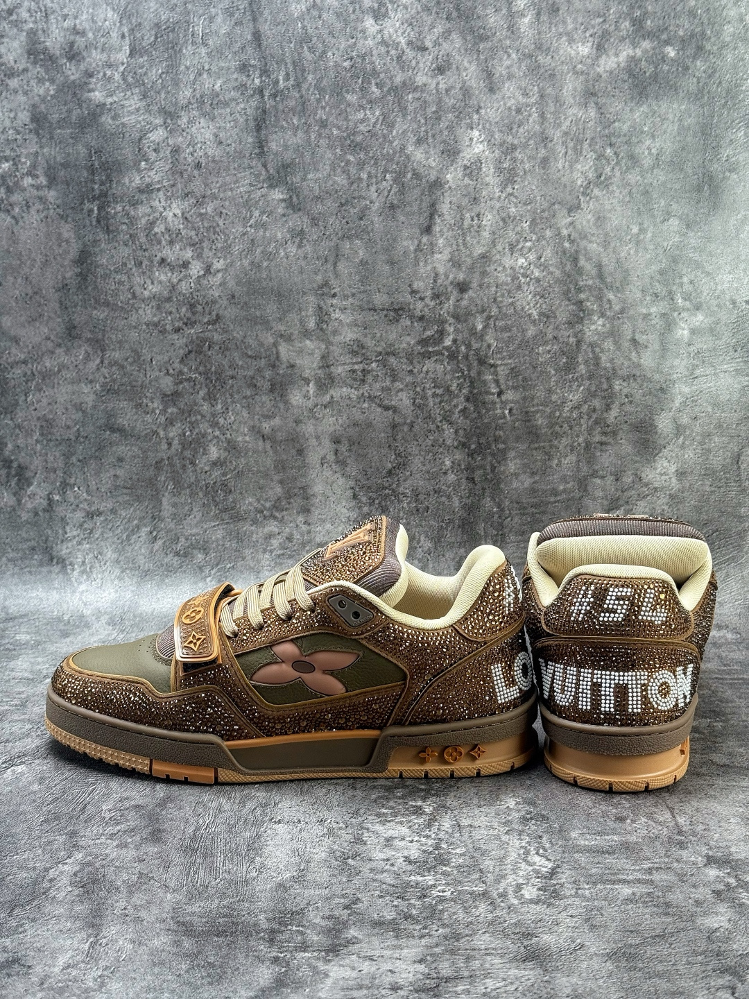 490 LOUISVUITTONTrainer皮革圆头系带魔术贴低帮板鞋卡其色钻石-Chinese UA Cheap High Quatity Brand Clothes Bags handbags Sneakers wholesale wholesaler seller from China Factory suppliers Fashion Clothing Shoes best Quality Beautiful Price 490 LOUISVUITTONTrainer皮革圆头系带魔术贴低帮板鞋卡其色钻石