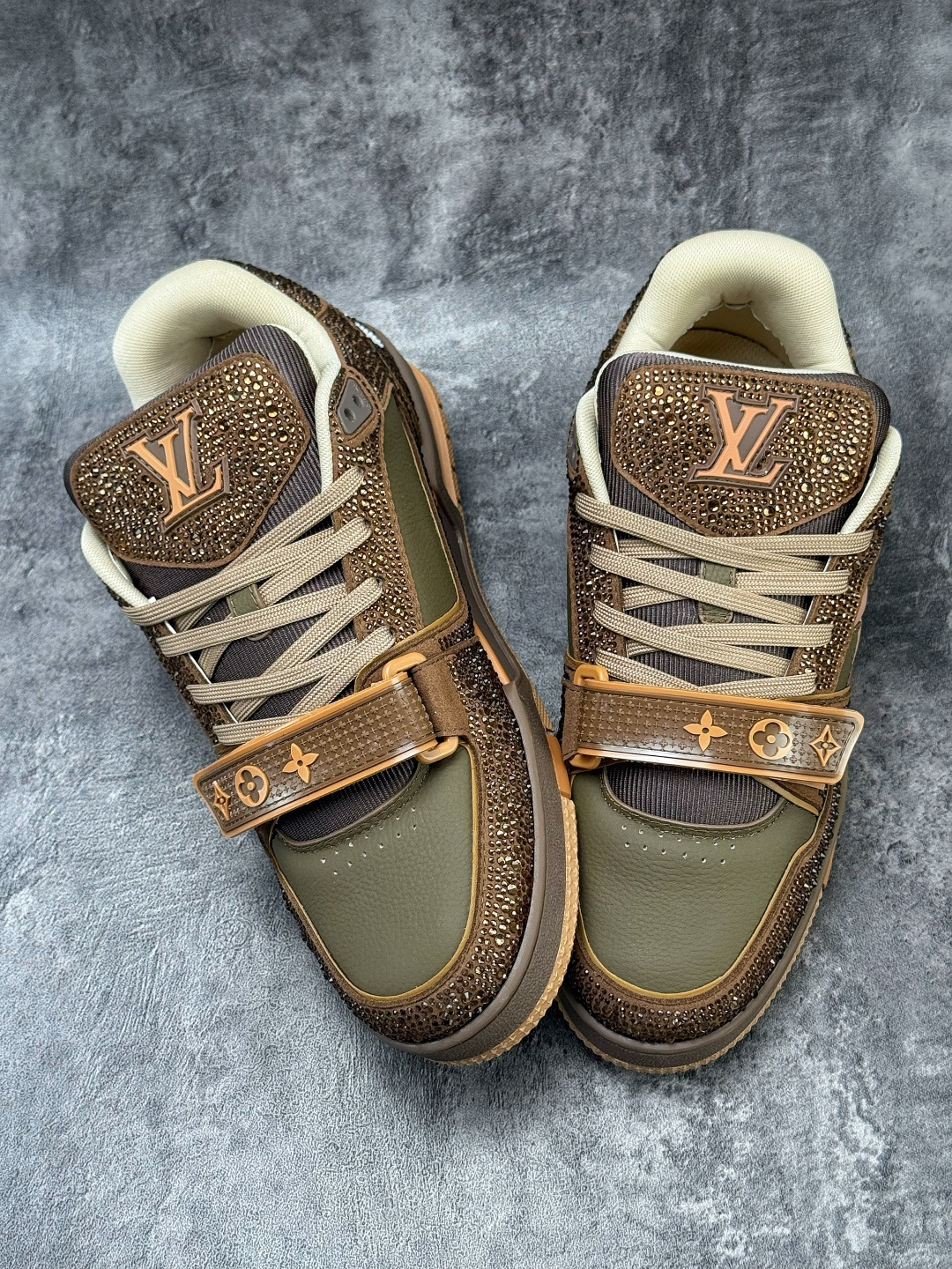 490 LOUISVUITTONTrainer皮革圆头系带魔术贴低帮板鞋卡其色钻石-Chinese UA Cheap High Quatity Brand Clothes Bags handbags Sneakers wholesale wholesaler seller from China Factory suppliers Fashion Clothing Shoes best Quality Beautiful Price 490 LOUISVUITTONTrainer皮革圆头系带魔术贴低帮板鞋卡其色钻石