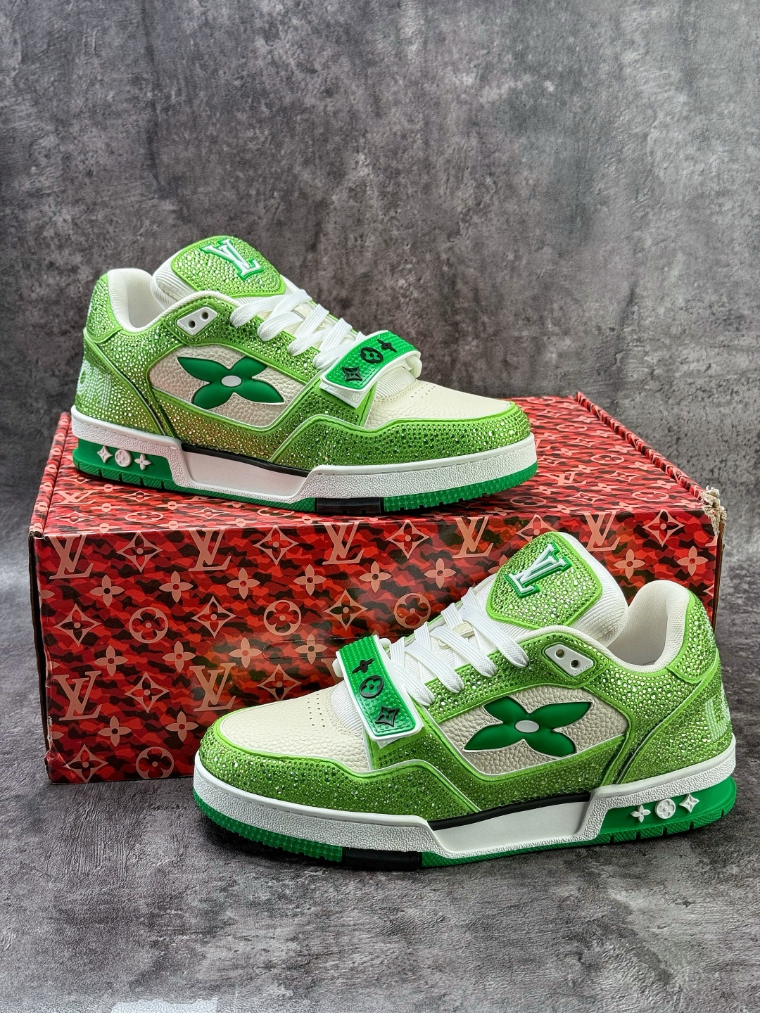 490 LOUISVUITTONTrainer皮革圆头系带魔术贴低帮板鞋绿白钻石-Chinese UA Cheap High Quatity Brand Clothes Bags handbags Sneakers wholesale wholesaler seller from China Factory suppliers Fashion Clothing Shoes best Quality Beautiful Price 490 LOUISVUITTONTrainer皮革圆头系带魔术贴低帮板鞋绿白钻石