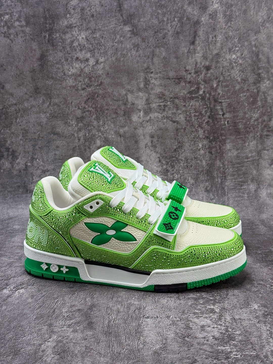 490 LOUISVUITTONTrainer皮革圆头系带魔术贴低帮板鞋绿白钻石-Chinese UA Cheap High Quatity Brand Clothes Bags handbags Sneakers wholesale wholesaler seller from China Factory suppliers Fashion Clothing Shoes best Quality Beautiful Price 490 LOUISVUITTONTrainer皮革圆头系带魔术贴低帮板鞋绿白钻石