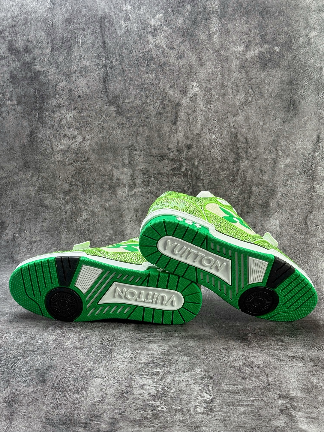 490 LOUISVUITTONTrainer皮革圆头系带魔术贴低帮板鞋绿白钻石-Chinese UA Cheap High Quatity Brand Clothes Bags handbags Sneakers wholesale wholesaler seller from China Factory suppliers Fashion Clothing Shoes best Quality Beautiful Price 490 LOUISVUITTONTrainer皮革圆头系带魔术贴低帮板鞋绿白钻石
