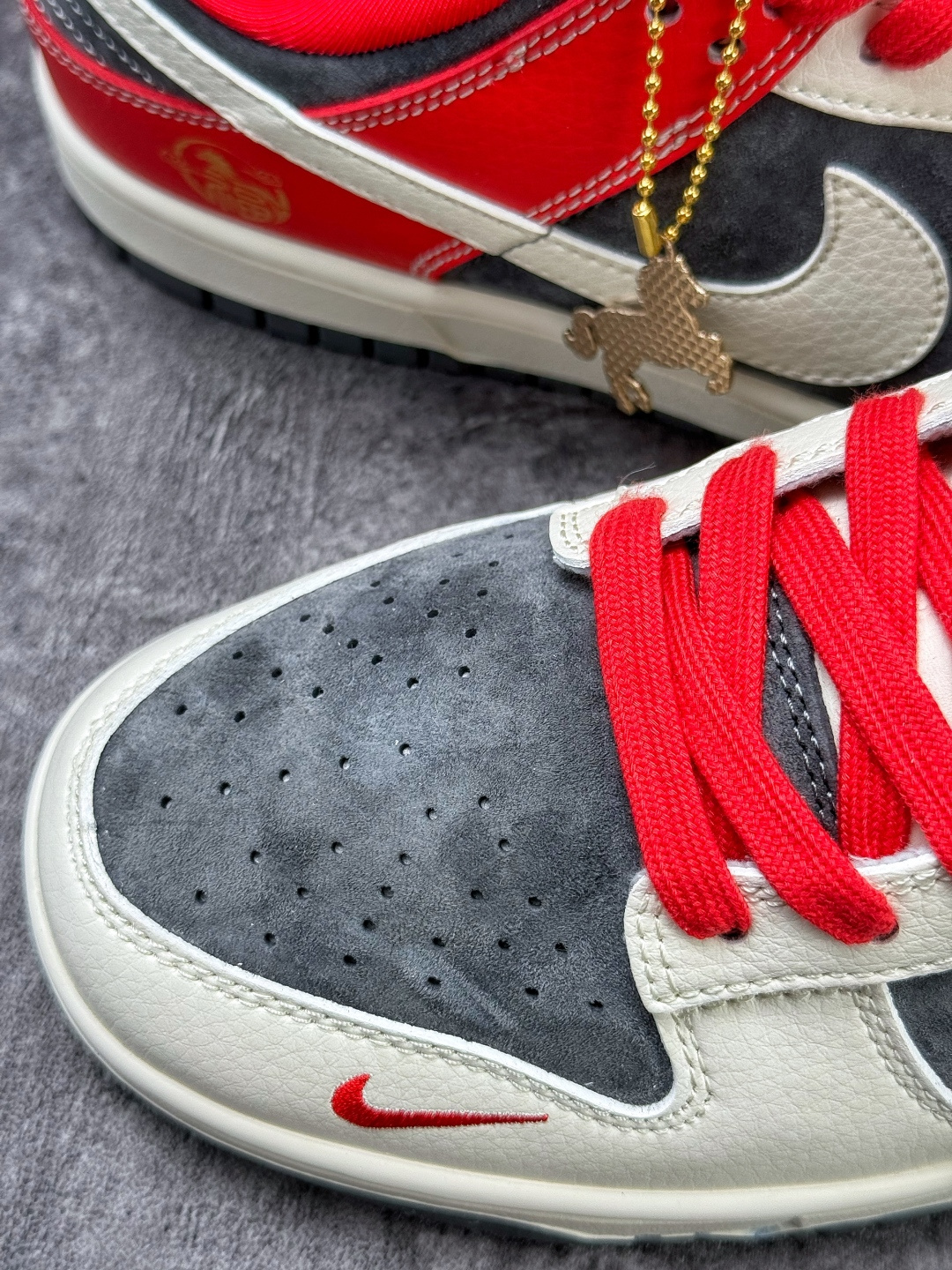Nike SB Dunk Low 马年限定 白灰红小勾 HG0026-005