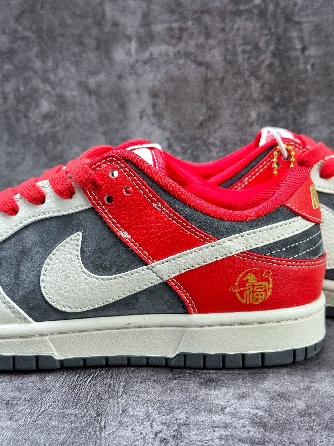 Nike SB Dunk Low 马年限定 白灰红小勾 HG0026-005