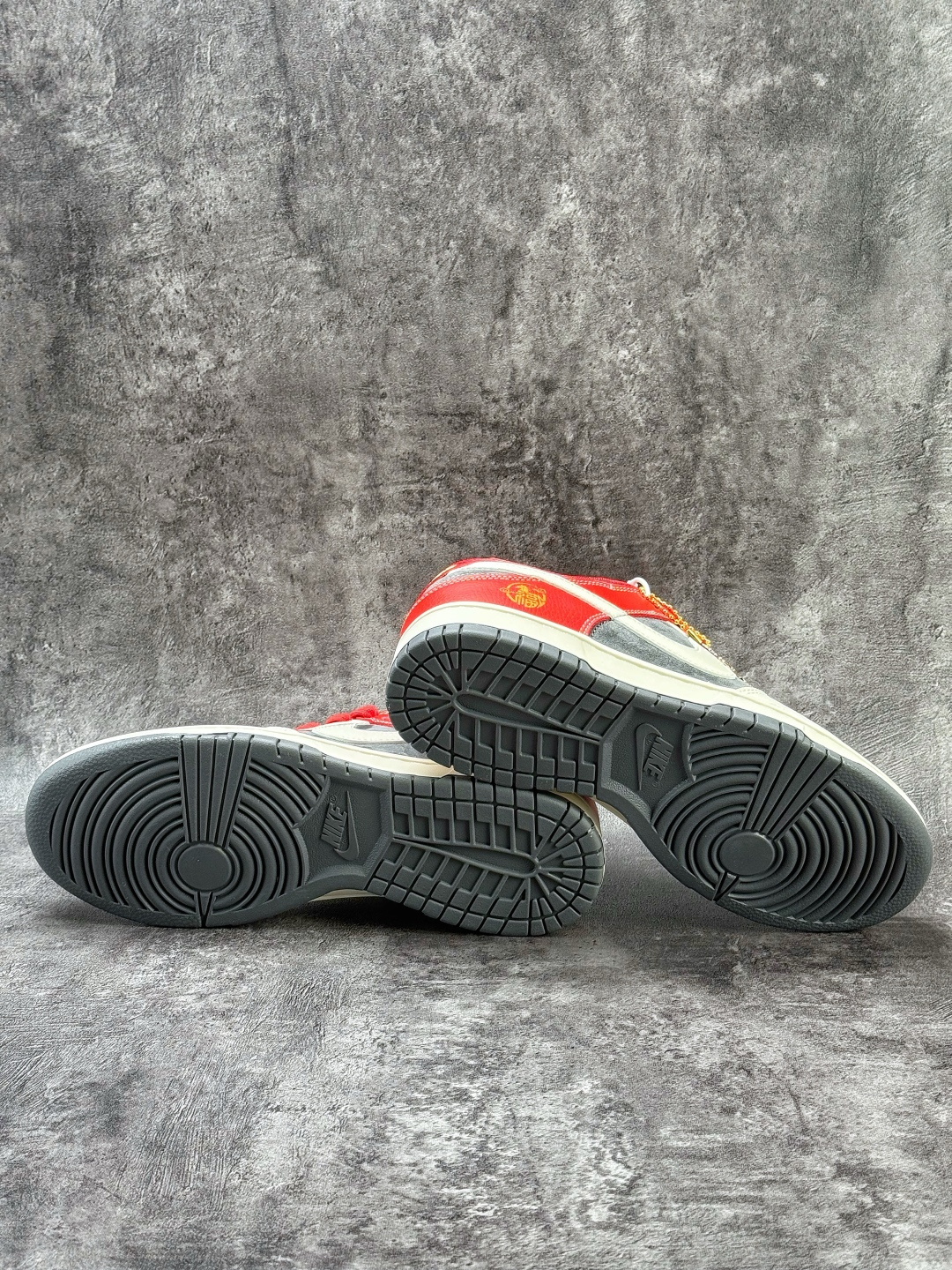 Nike SB Dunk Low 马年限定 白灰红小勾 HG0026-005