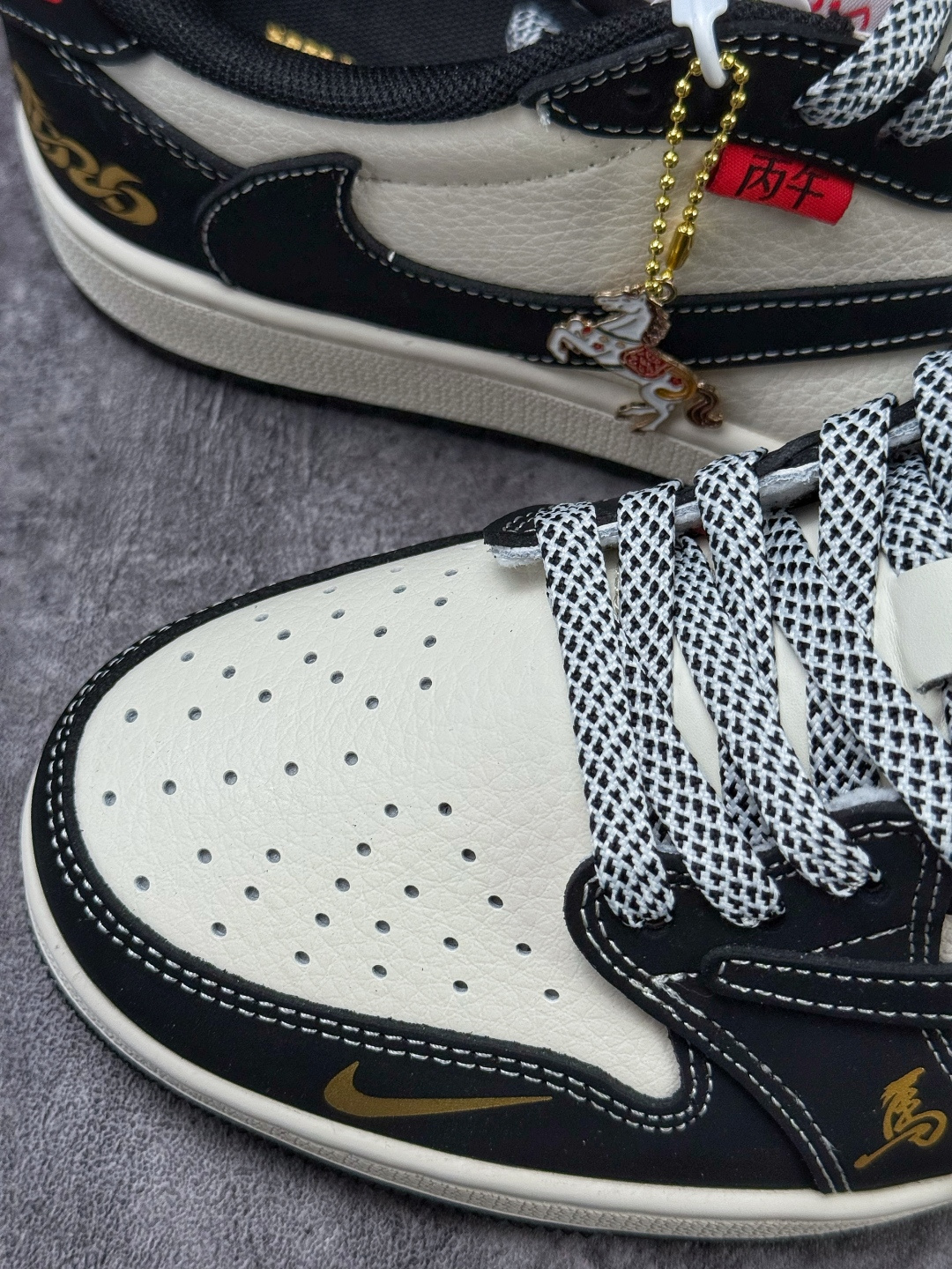 230 Travis Scott x Nike Air Jordan 1 Low 马年限定 Air Jordan 1 Low 反转黑白小勾满天星倒钩 MZ9588-823-Chinese UA Cheap High Quatity Brand Clothes Bags handbags Sneakers wholesale wholesaler seller from China Factory suppliers Fashion Clothing Shoes best Quality Beautiful Price 230 Travis Scott x Nike Air Jordan 1 Low 马年限定 Air Jordan 1 Low 反转黑白小勾满天星倒钩 MZ9588-823