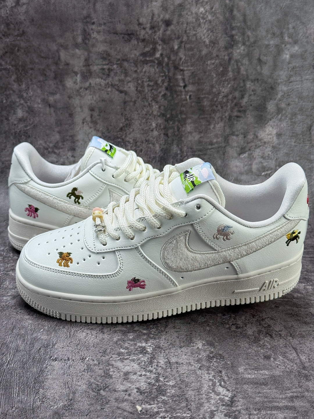 140 Nike Air Force 1 Low 07 小马刺绣 IQ1143-100-Chinese UA Cheap High Quatity Brand Clothes Bags handbags Sneakers wholesale wholesaler seller from China Factory suppliers Fashion Clothing Shoes best Quality Beautiful Price 140 Nike Air Force 1 Low 07 小马刺绣 IQ1143-100