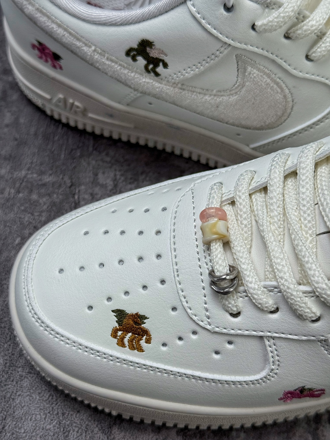 140 Nike Air Force 1 Low 07 小马刺绣 IQ1143-100-Chinese UA Cheap High Quatity Brand Clothes Bags handbags Sneakers wholesale wholesaler seller from China Factory suppliers Fashion Clothing Shoes best Quality Beautiful Price 140 Nike Air Force 1 Low 07 小马刺绣 IQ1143-100