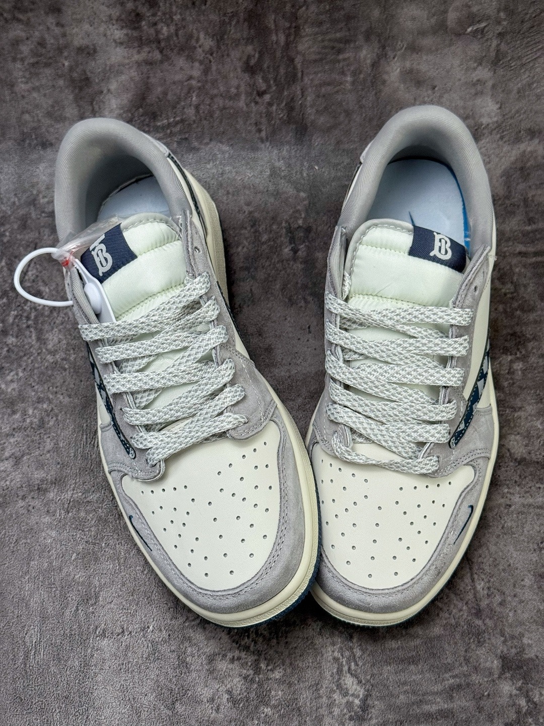 230 Travis Scott x Nike Air Jordan 1 Low Air Jordan 1 Low 反转灰白小勾倒钩 LD2028-076-Chinese UA Cheap High Quatity Brand Clothes Bags handbags Sneakers wholesale wholesaler seller from China Factory suppliers Fashion Clothing Shoes best Quality Beautiful Price 230 Travis Scott x Nike Air Jordan 1 Low Air Jordan 1 Low 反转灰白小勾倒钩 LD2028-076