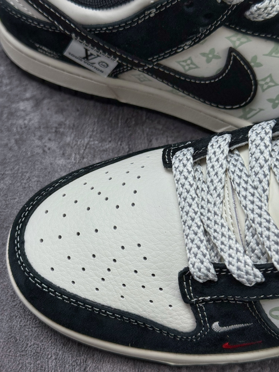 220 Nike SB Dunk Low x Louis Vuitton 黑白双小勾满天星 YX5066-392