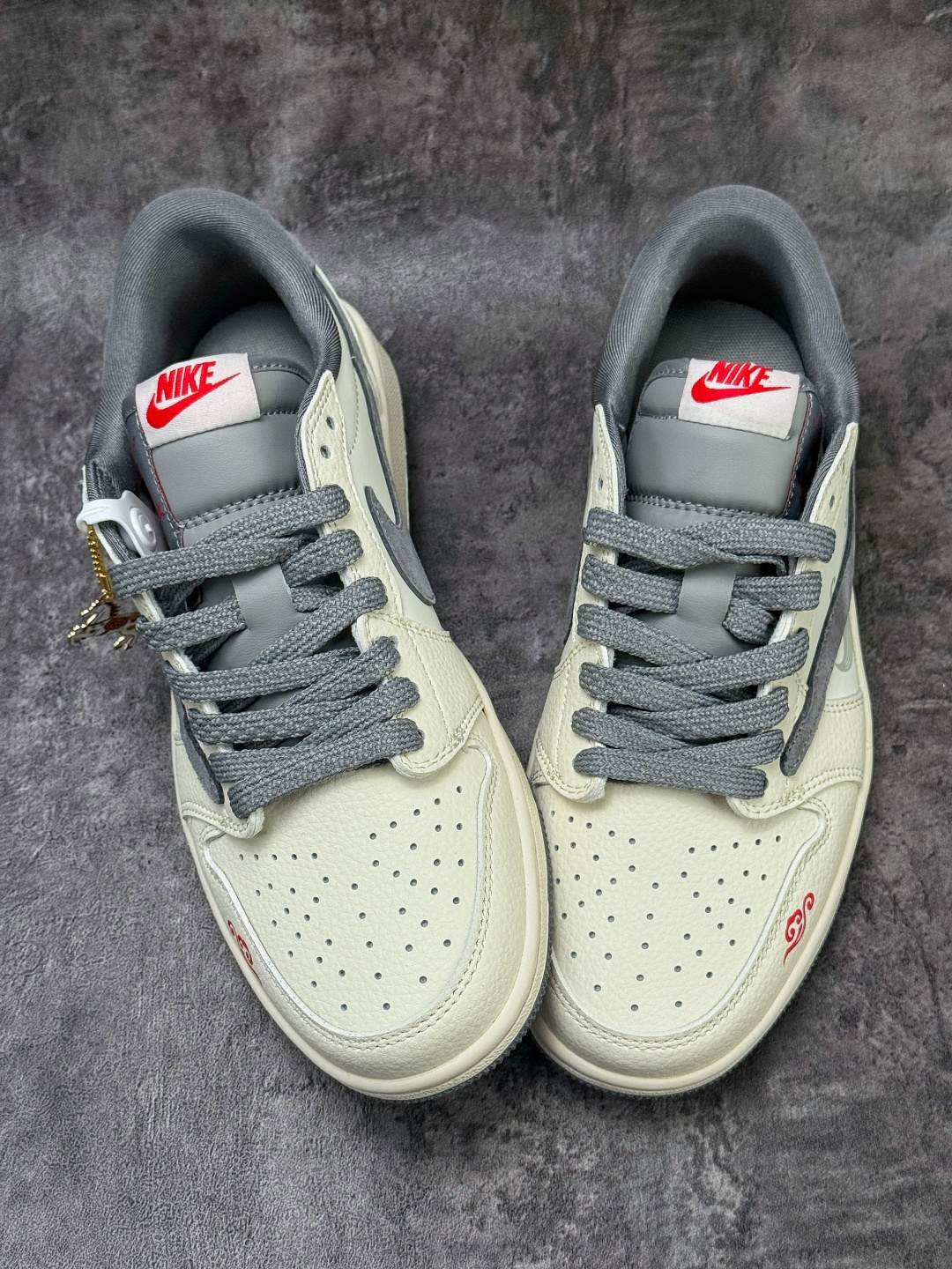 220 Travis Scott x Nike Air Jordan 1 Low 马年限定 Air Jordan 1 Low 反转白灰倒钩 纯原版本 XT6998-116-Chinese UA Cheap High Quatity Brand Clothes Bags handbags Sneakers wholesale wholesaler seller from China Factory suppliers Fashion Clothing Shoes best Quality Beautiful Price 220 Travis Scott x Nike Air Jordan 1 Low 马年限定 Air Jordan 1 Low 反转白灰倒钩 纯原版本 XT6998-116