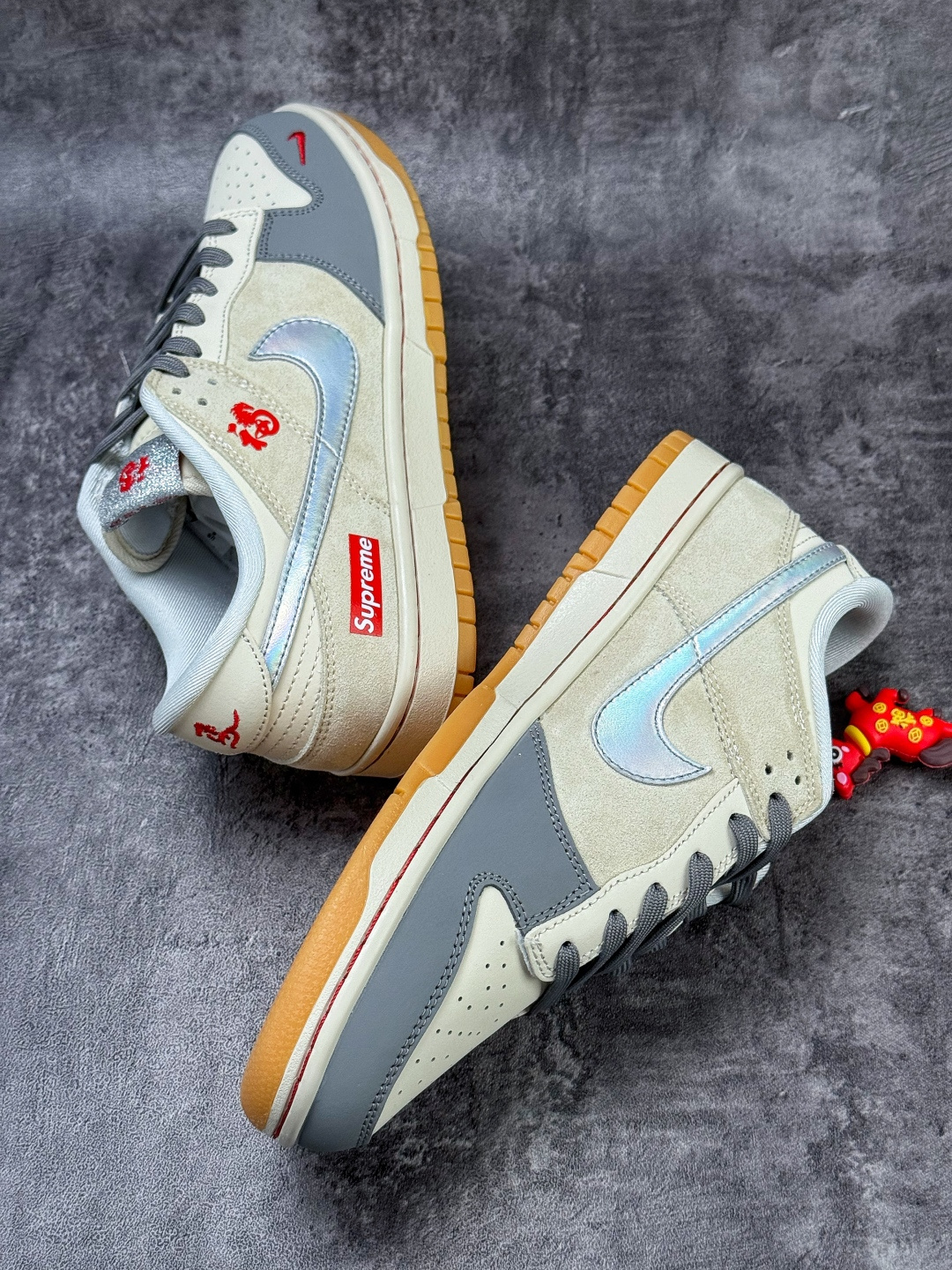 230 Nike SB Dunk Low 马年限定 x Superme 灰白小勾 NH0601-482