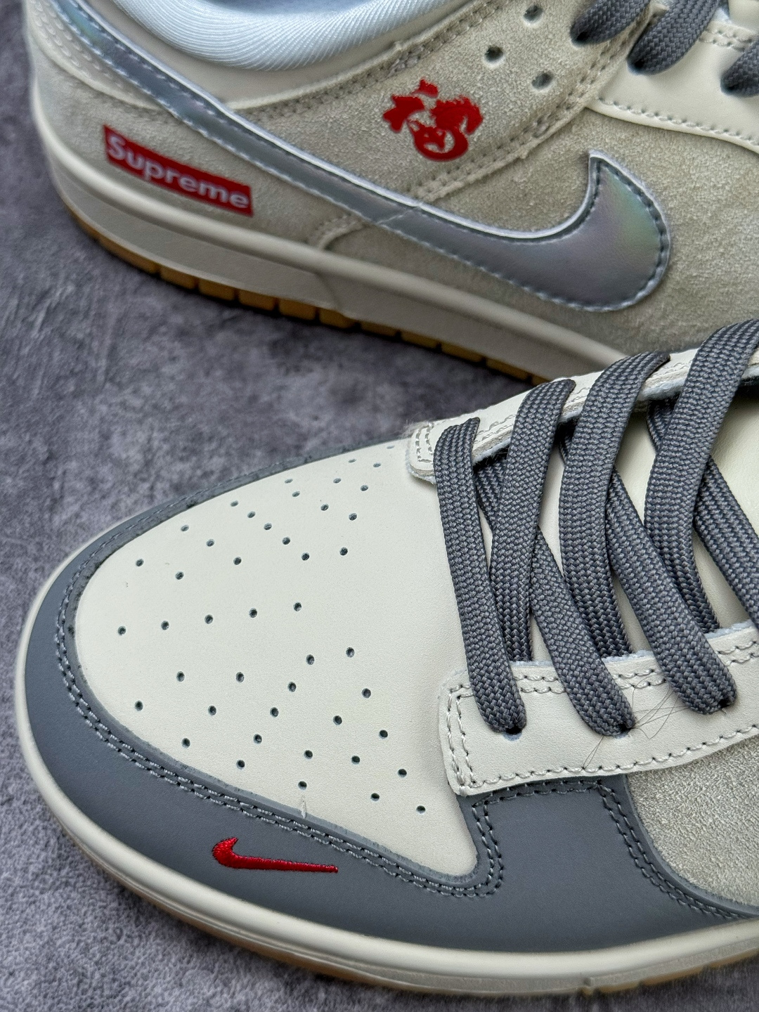 230 Nike SB Dunk Low 马年限定 x Superme 灰白小勾 NH0601-482